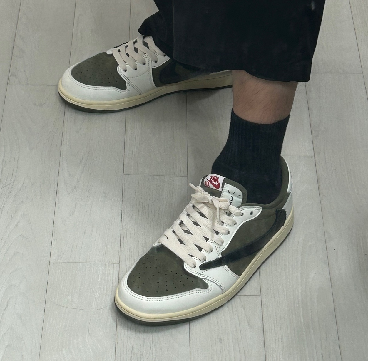Jordan 1 x Travis Scott Retro Low OG SP Reverse Olive 착용 스타일 - 5
