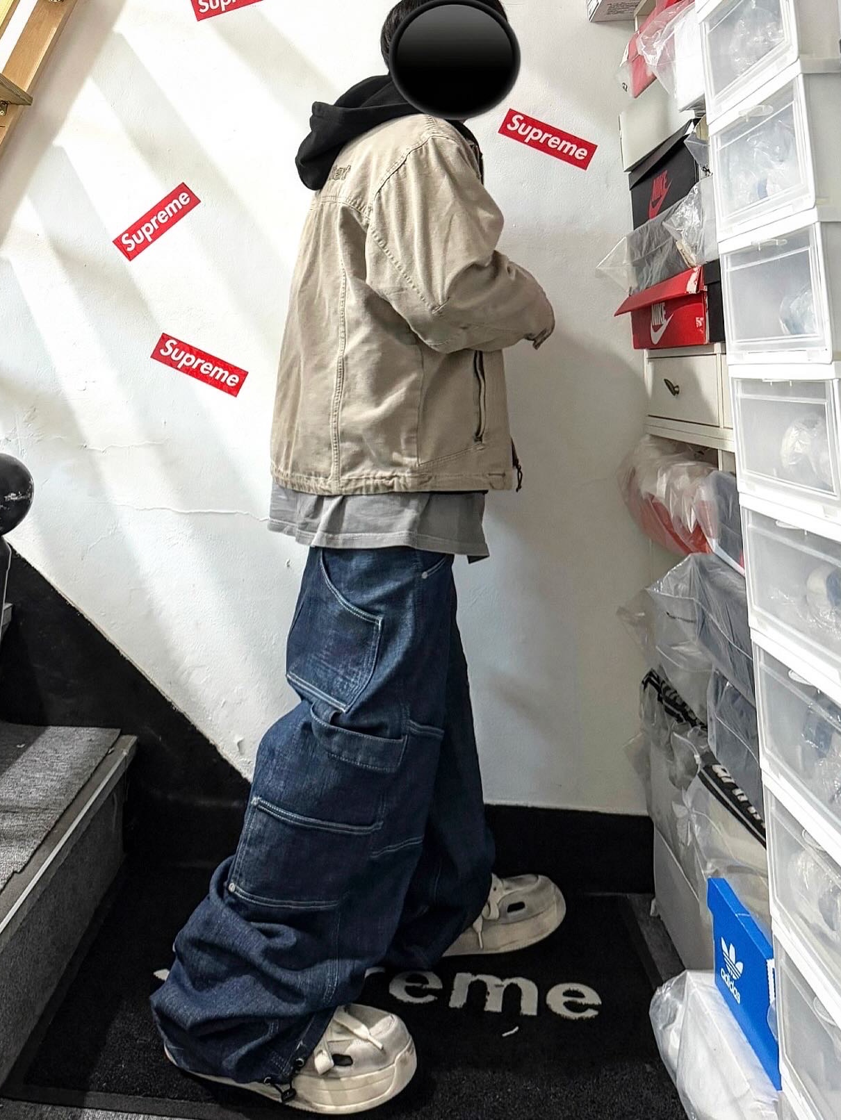 Supreme Backpack Black - 18FW, Balenciaga Cargo Sneakers White Grey 착용 스타일 - 5