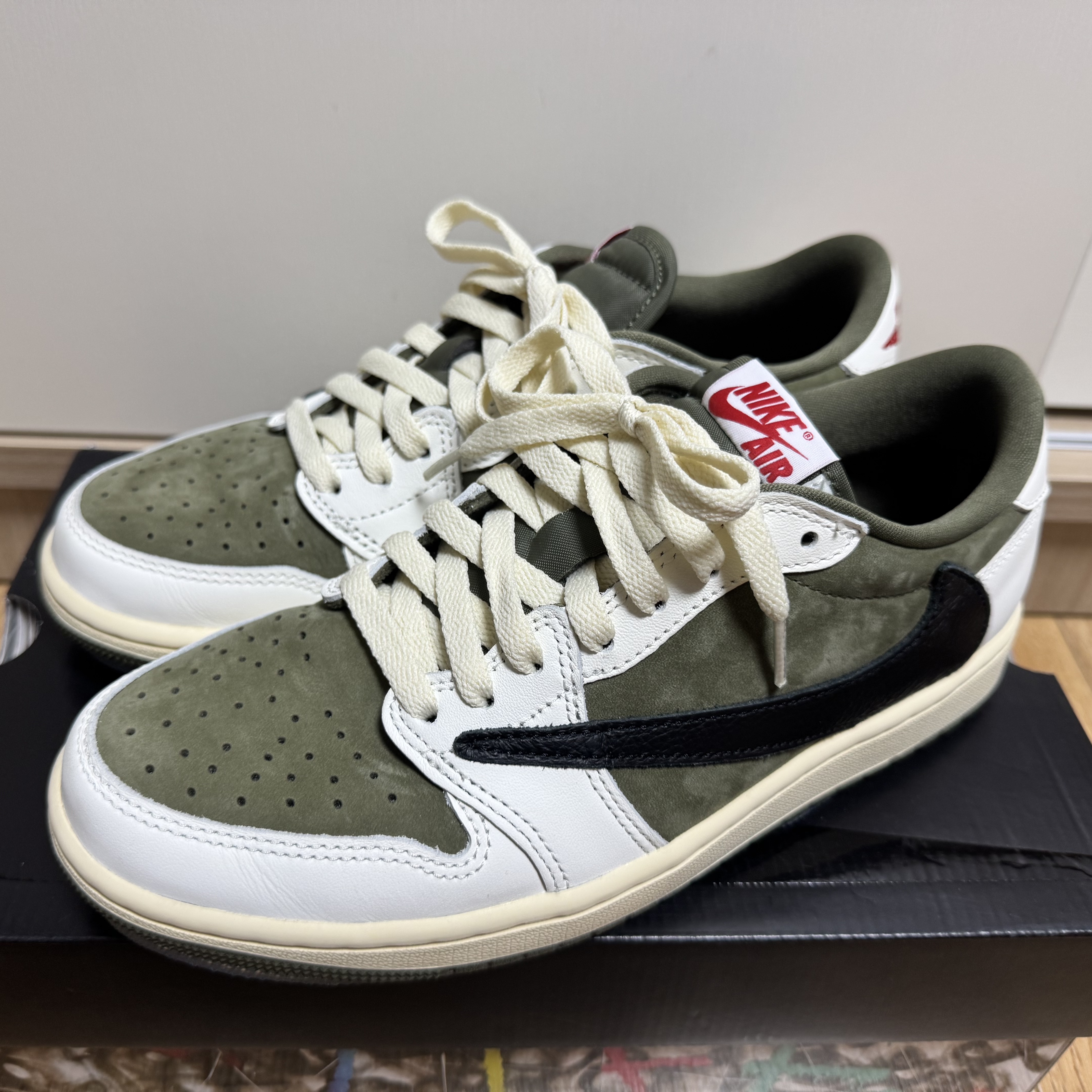 Jordan 1 x Travis Scott Retro Low OG SP Reverse Olive 착용 스타일 - 2