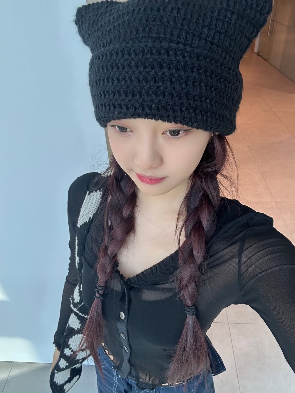 Thug Club TC Emblem Basic Beanie White, Supreme Overdyed Beanie Black 착용 스타일 - 2