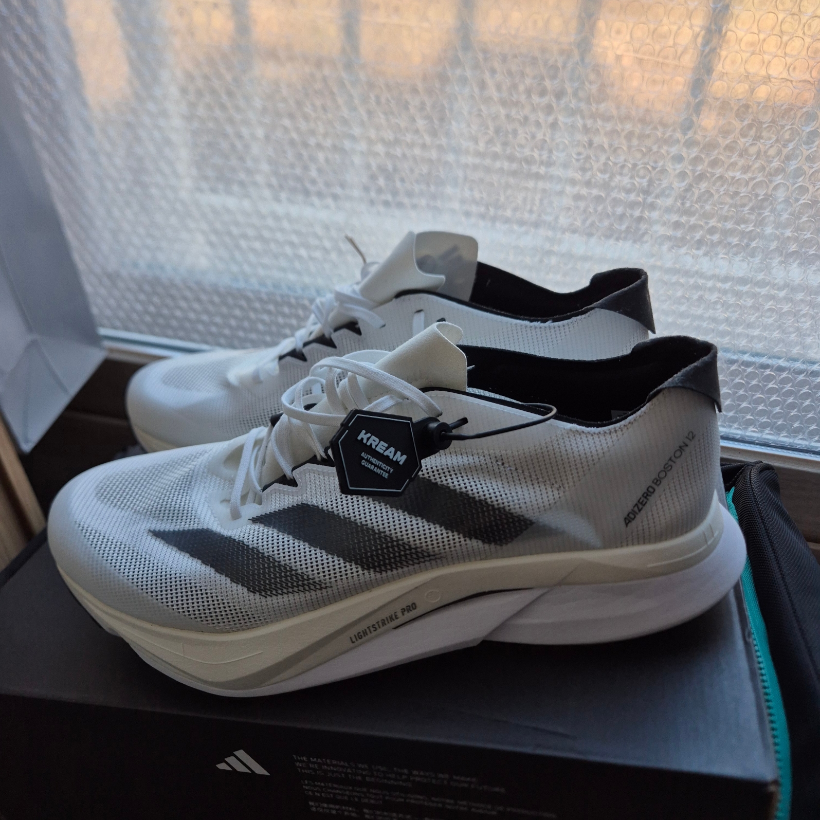 Adidas Adizero Boston 12 Cloud White Core Black Night Metallic 착용 스타일