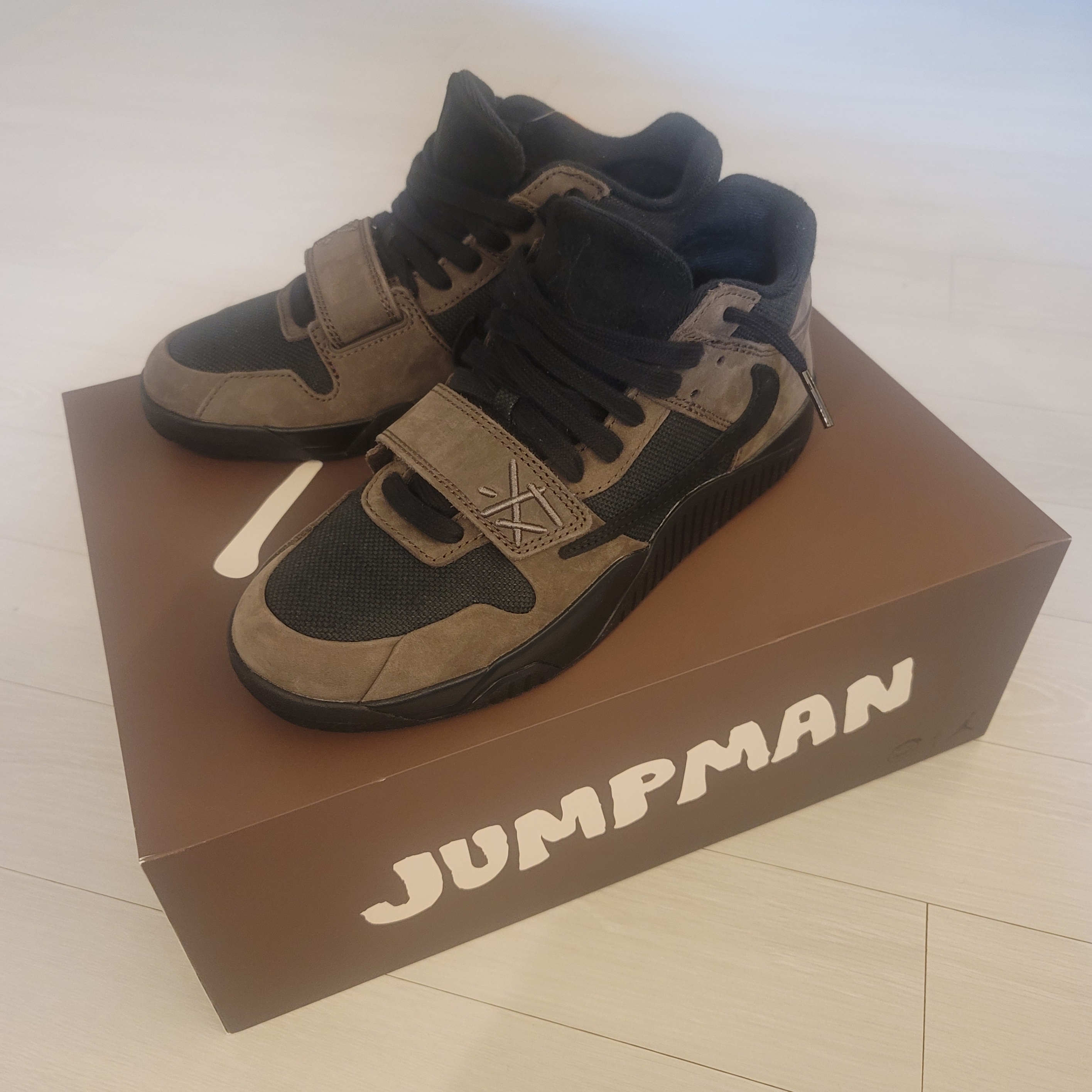 Jordan x Travis Scott Jumpman Jack TR Black and Dark Mocha 착용 스타일 - 5