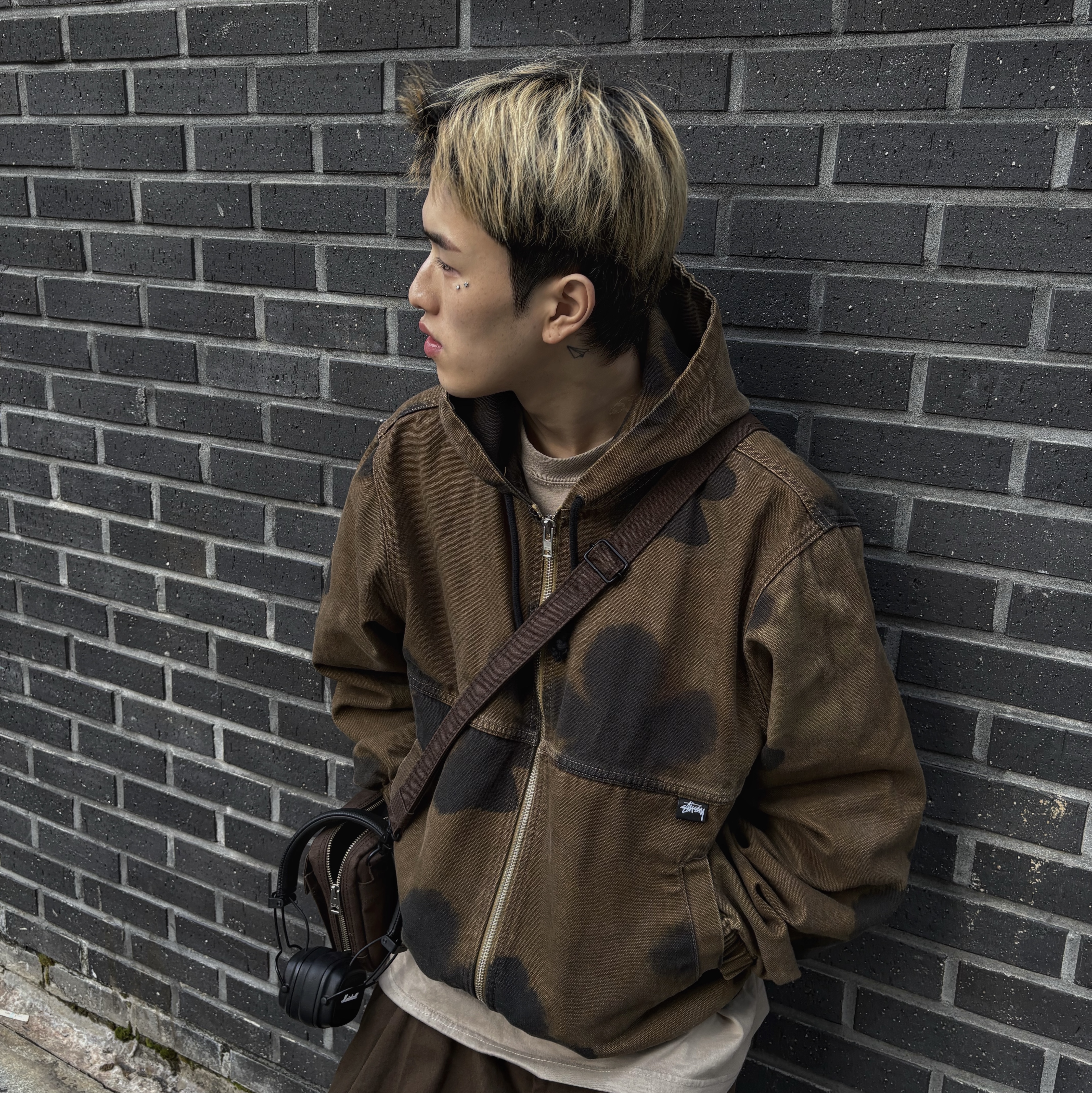 Stussy Floral Dye Work Jacket Brown, Marshall Major IV Black (Korean Ver.) 착용 스타일 - 6