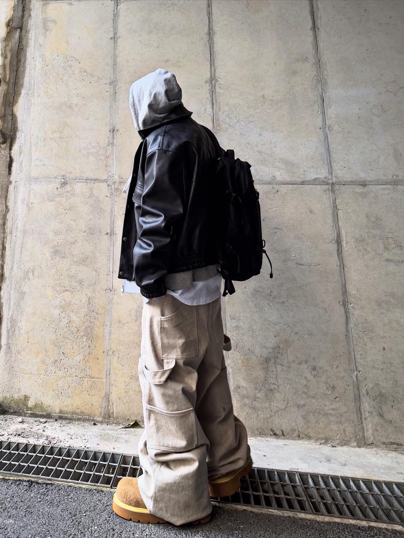 Supreme Backpack Black - 18FW, Balenciaga Cargo Sneakers White Grey 착용 스타일 - 1