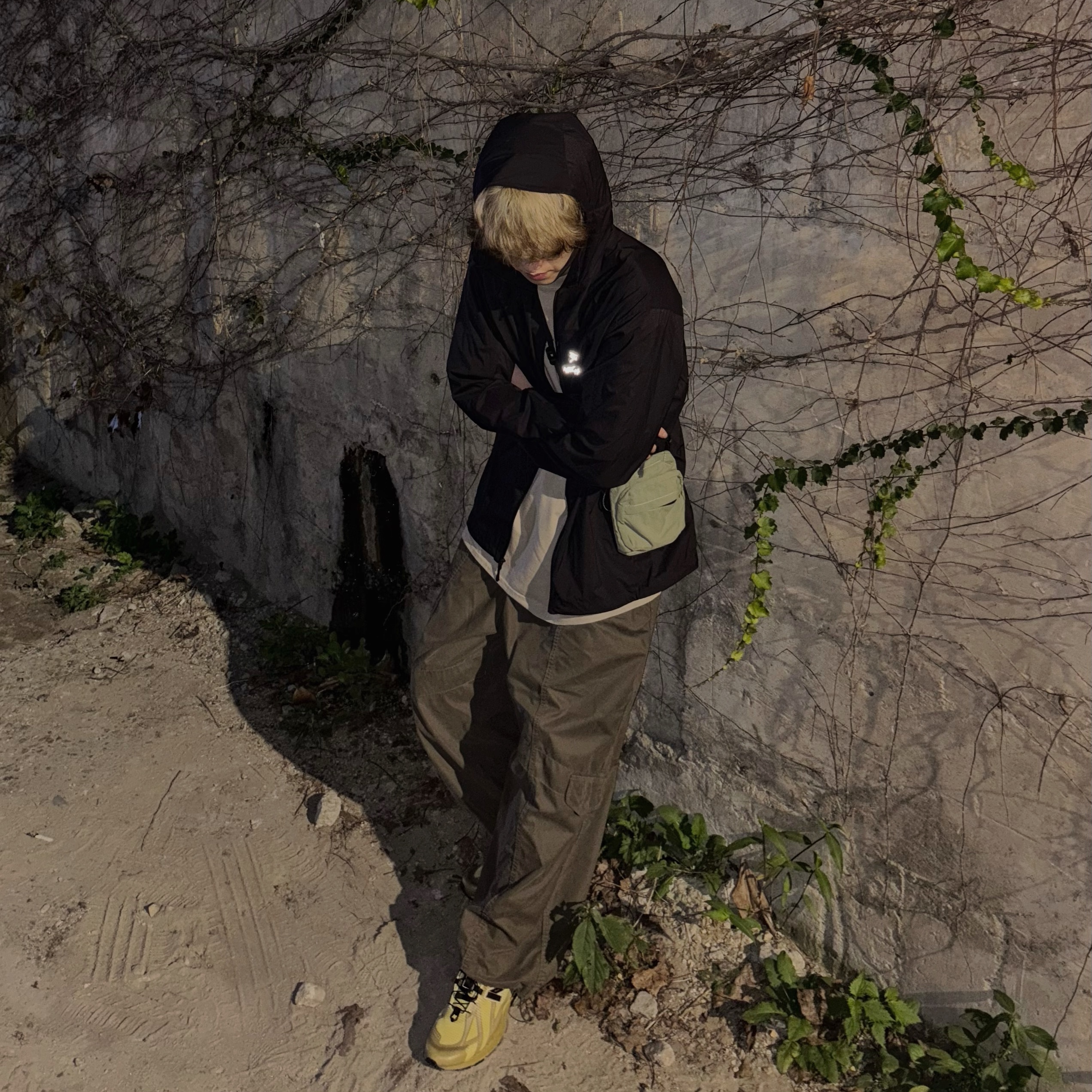 Arc'teryx Squamish Hoody Black, New Balance x Cayl 1906R Yellow 착용 스타일 - 1