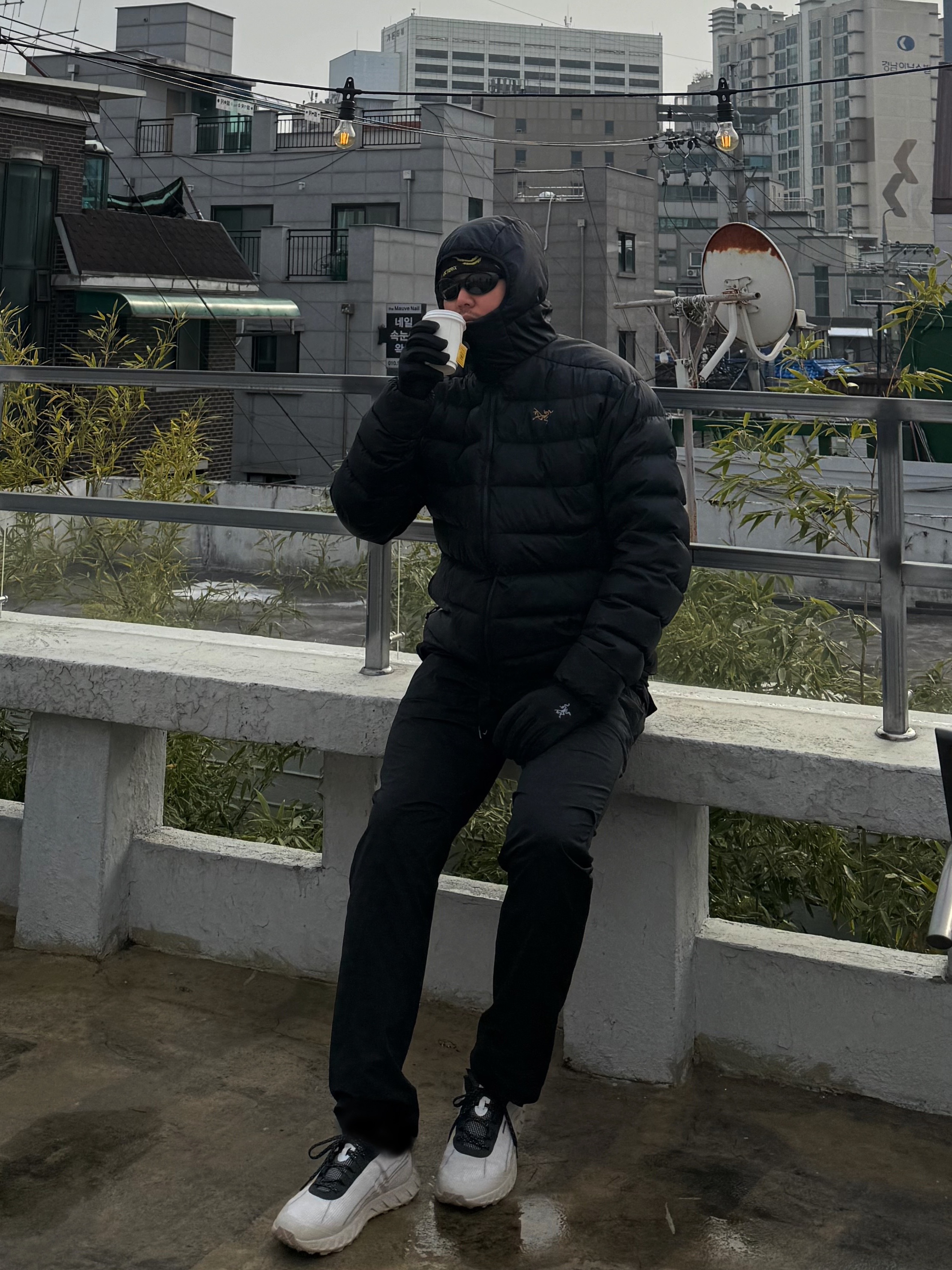 Arc'teryx Thorium AR Hoody 24K Black, Arc'teryx Bird Head Toque Phantasm Euphoria 착용 스타일 - 2
