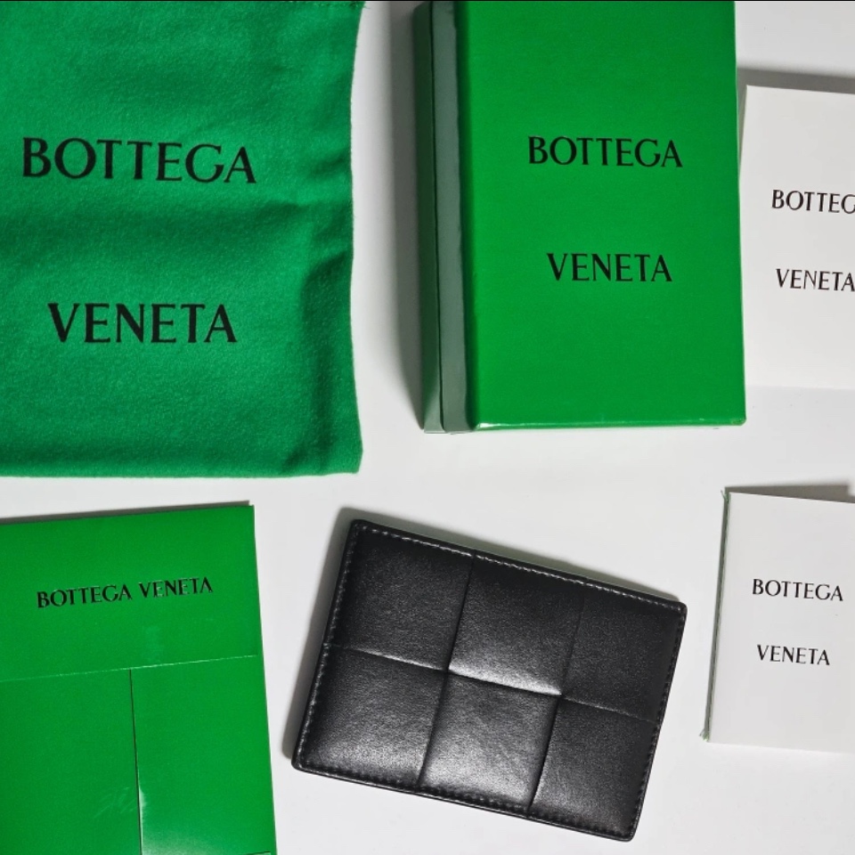 Bottega Veneta Flap Card Case Black 착용 스타일