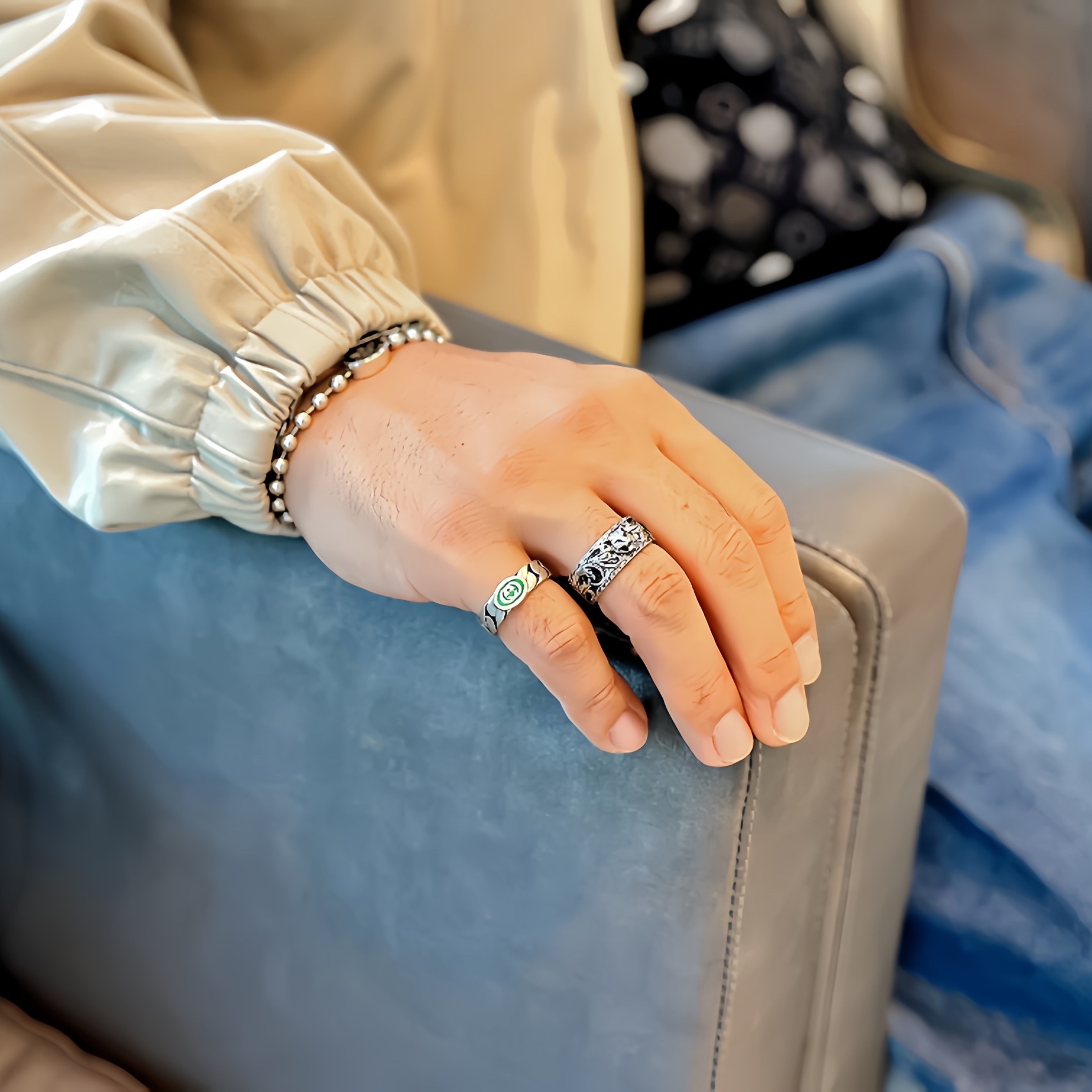 Gucci Thin Silver Ring With Feline Head Silver Aged Dark Finish, Gucci Interlocking G Enamel Ring Silver 착용 스타일 - 2