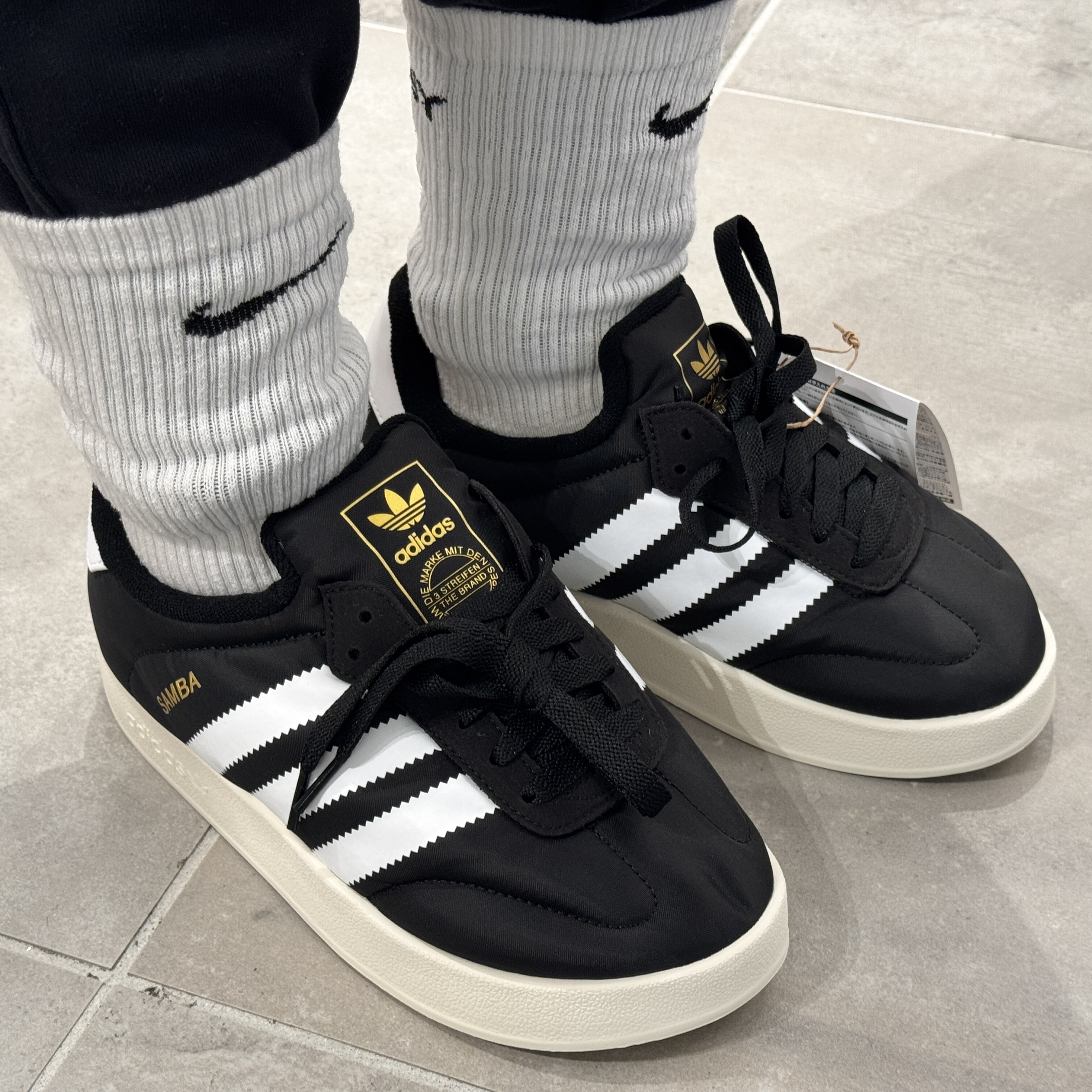 Adidas Gazelle Core Black White 착용 스타일 - 2
