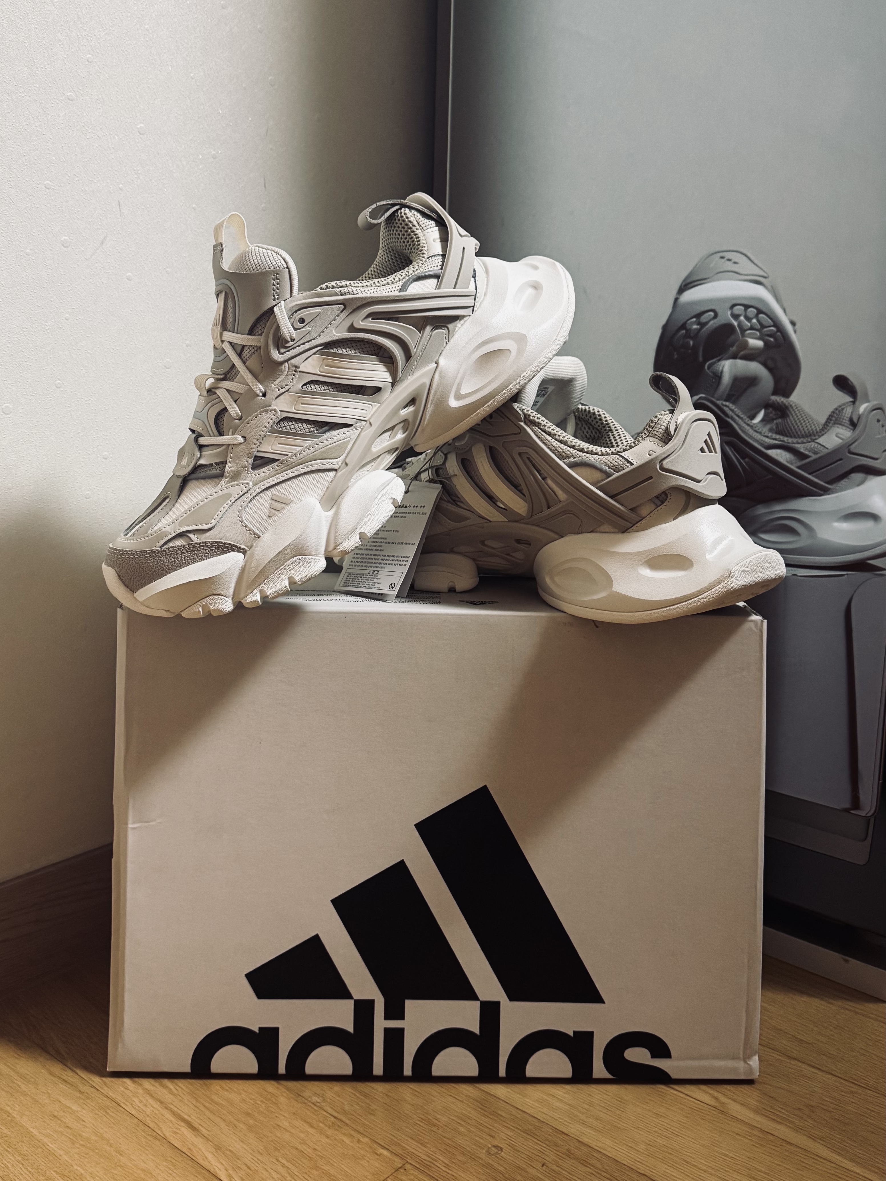 Adidas Vento XLG Deluxe Sneakers Core White Silver Metallic, Adidas Vento XLG Deluxe Sneakers Grey 착용 스타일