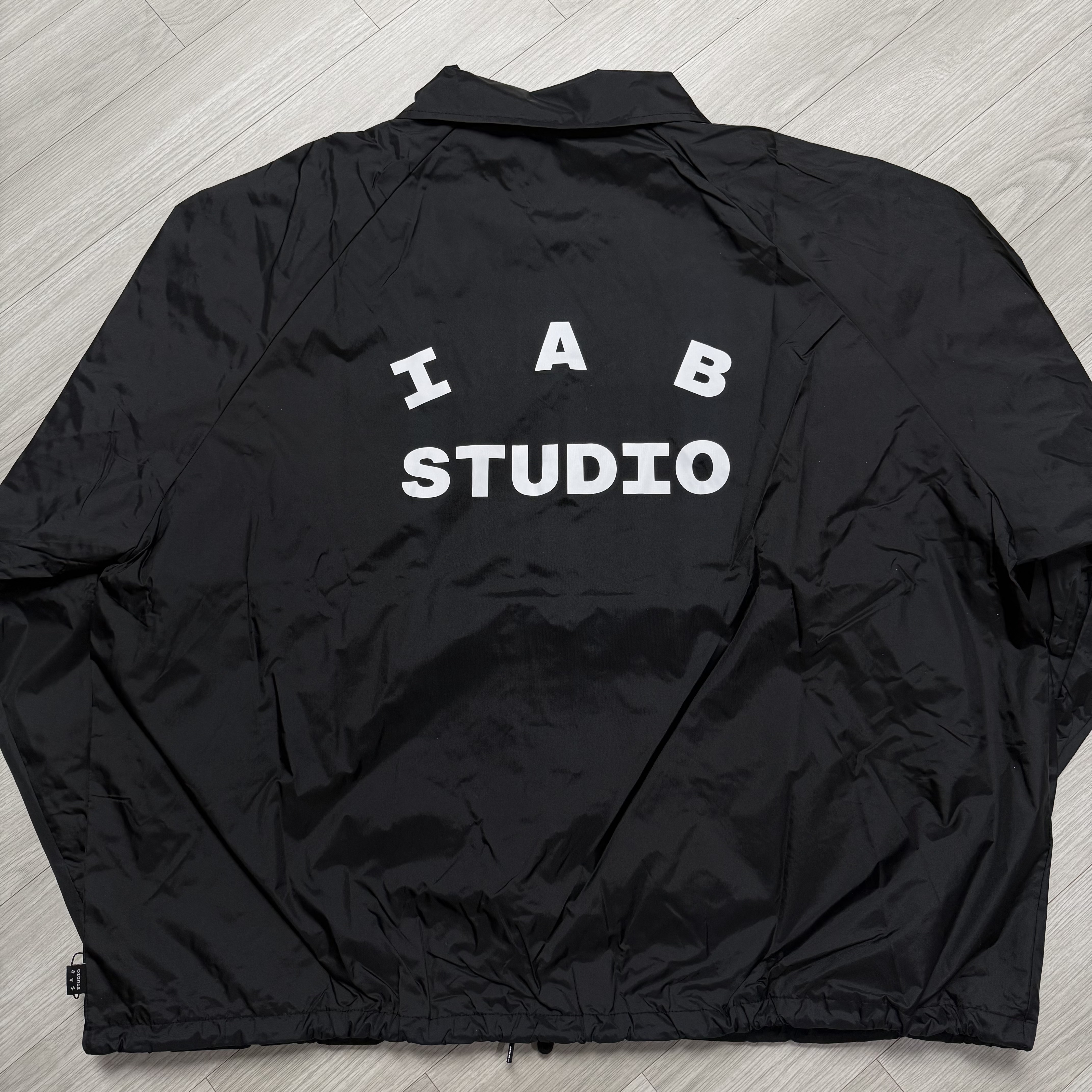 IAB Studio Coach Jacket Black 착용 스타일 - 2