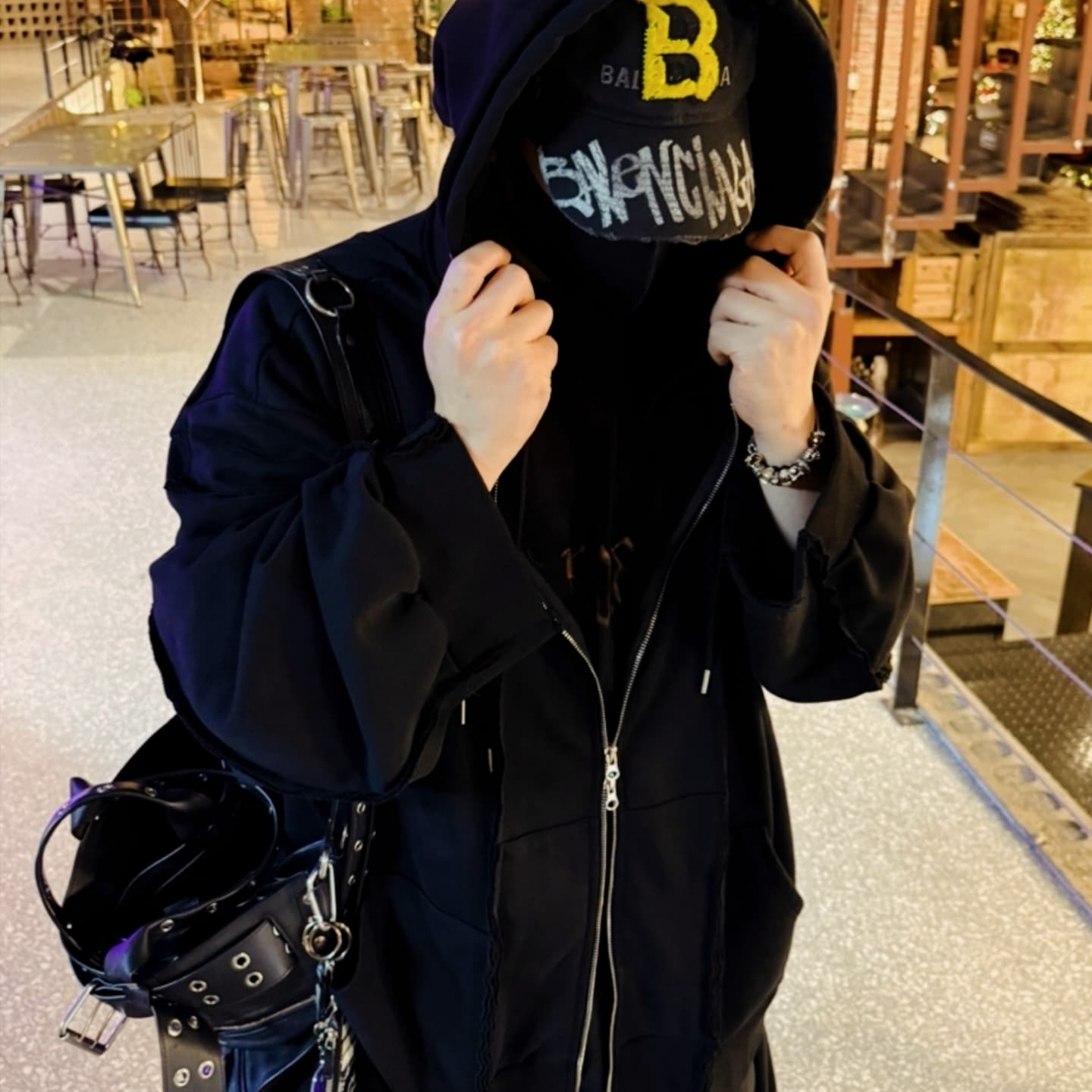 Balenciaga Upcycled Cap Dark Green, Balenciaga Emo Bucket Bag in Washed Calfskin Black 착용 스타일 - 1