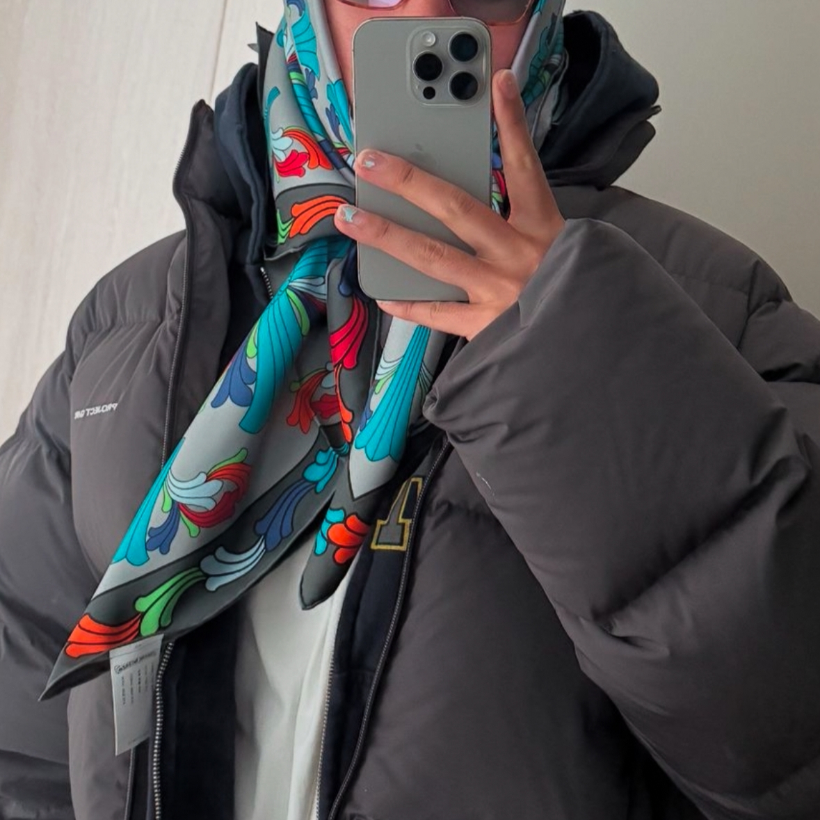 Chrome Hearts Ceiling Scarf Gray Twill Multicolor 착용 스타일