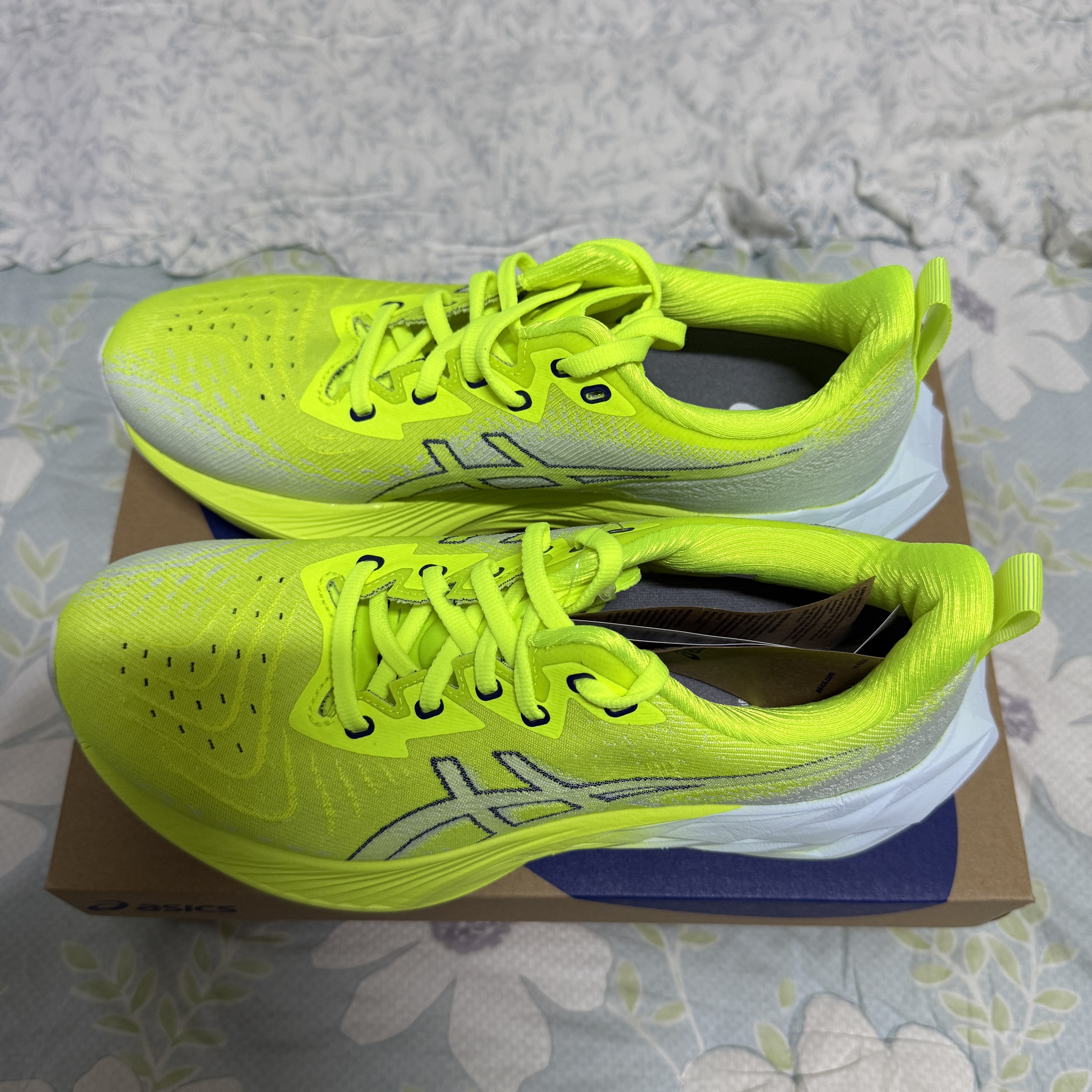 Asics Novablast 4 Safety Yellow Cool Grey 착용 스타일 - 2