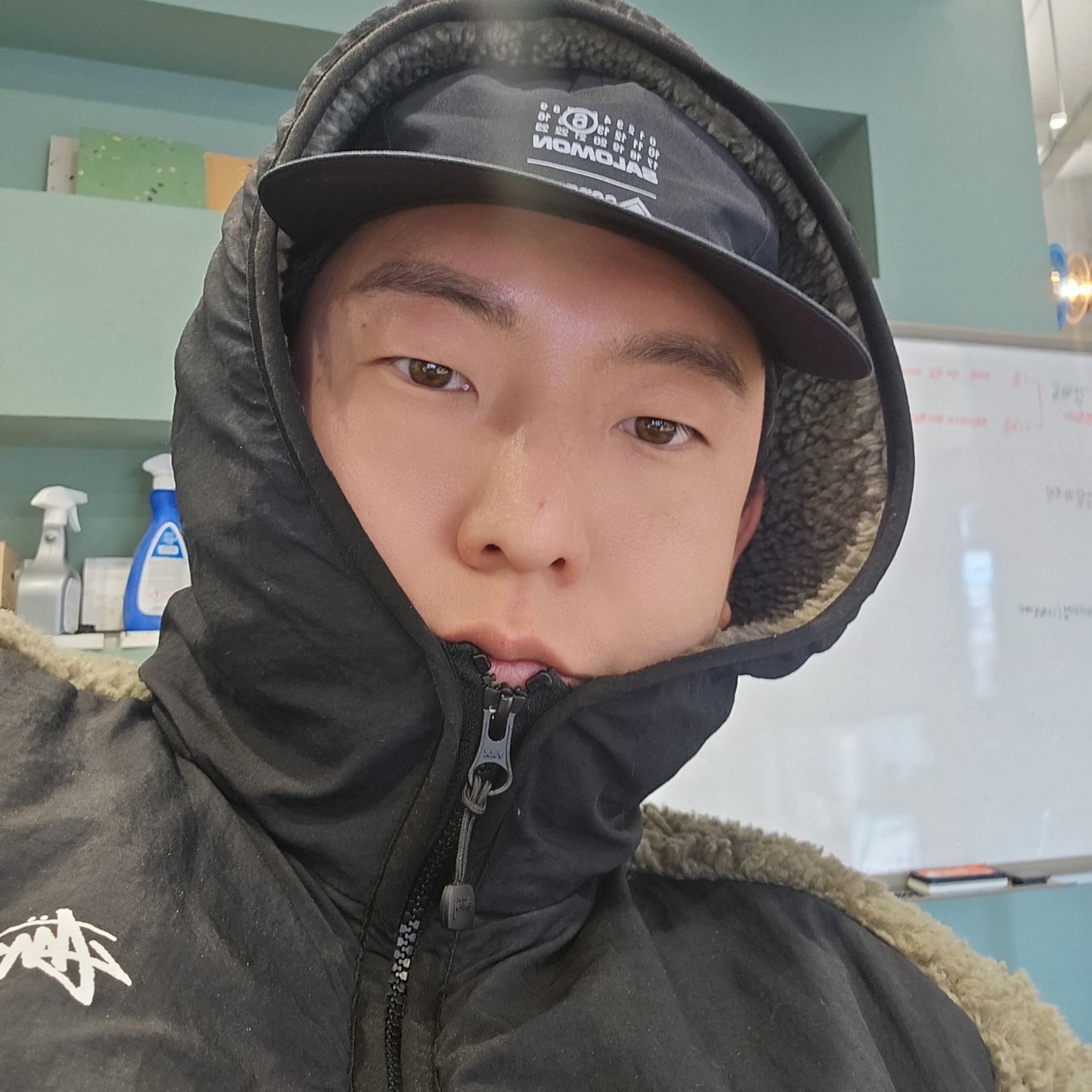 Salomon x MM6 Maison Margiela Cap Deep Black, Stussy Sherpa Paneled Hooded Jacket Stone 착용 스타일