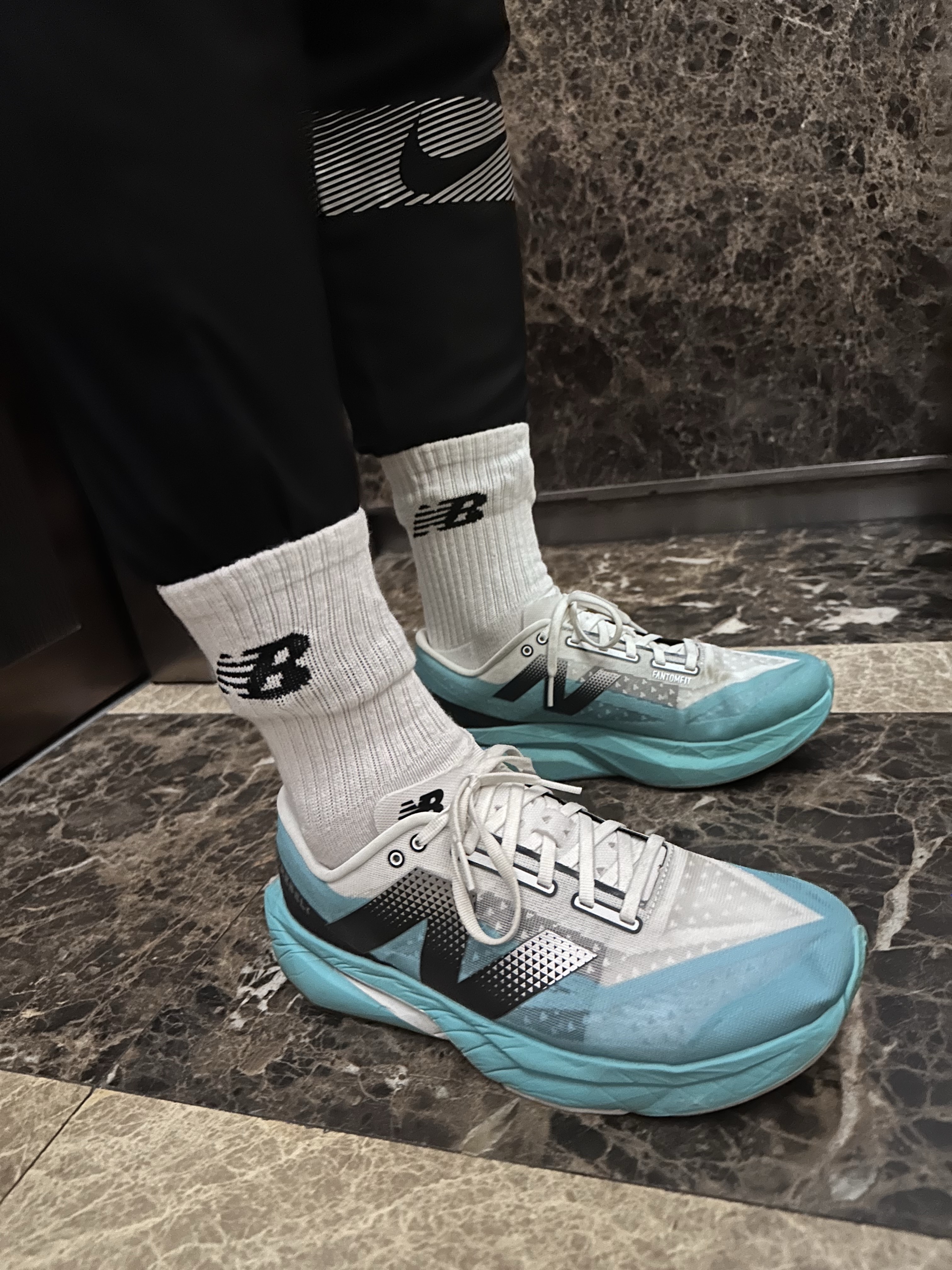 New Balance Fuelcell Rebel v4 Cyber Jade White - 2E Wide, On Running Lightweight Cap Black 착용 스타일 - 3