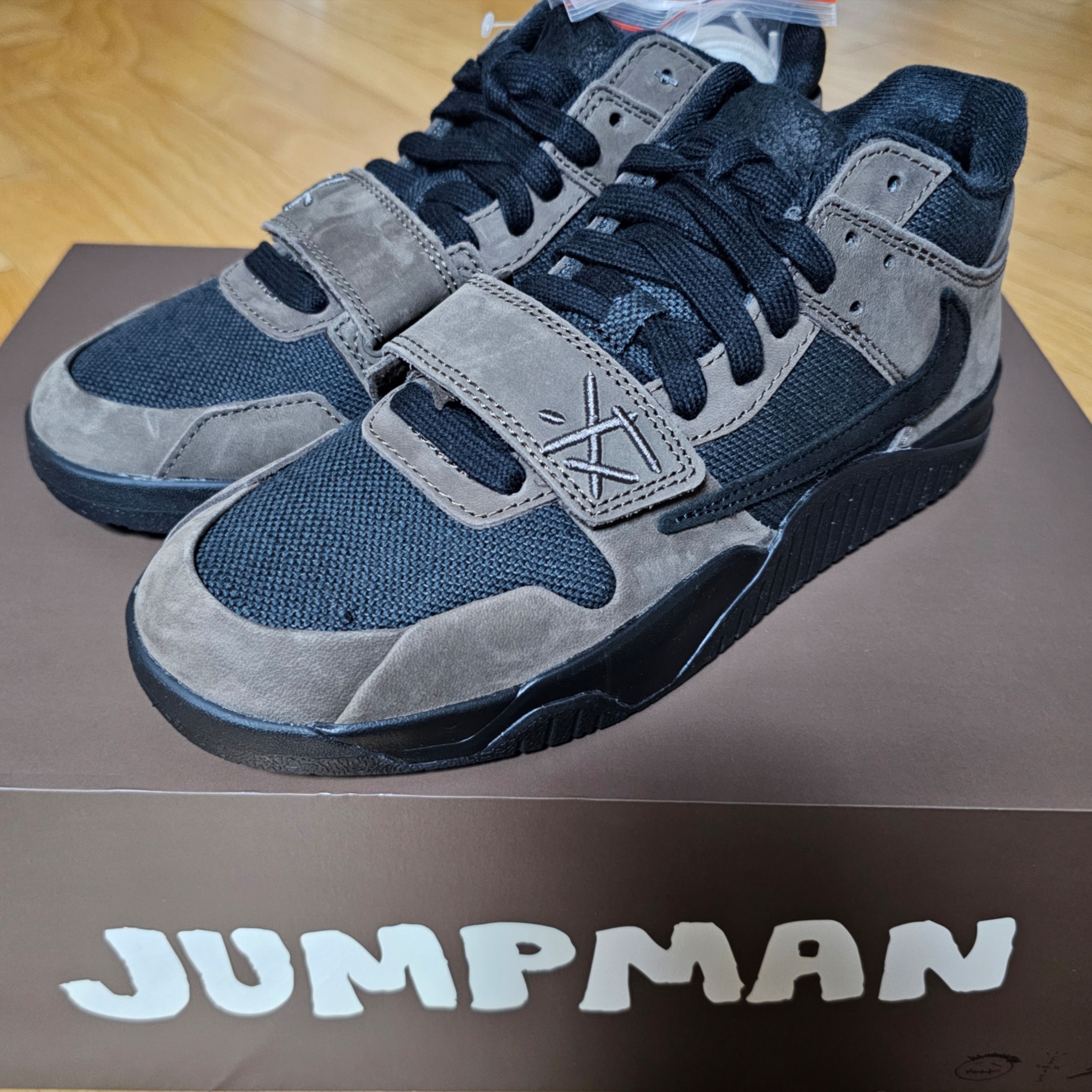 Jordan x Travis Scott Jumpman Jack TR Black and Dark Mocha 착용 스타일 - 1
