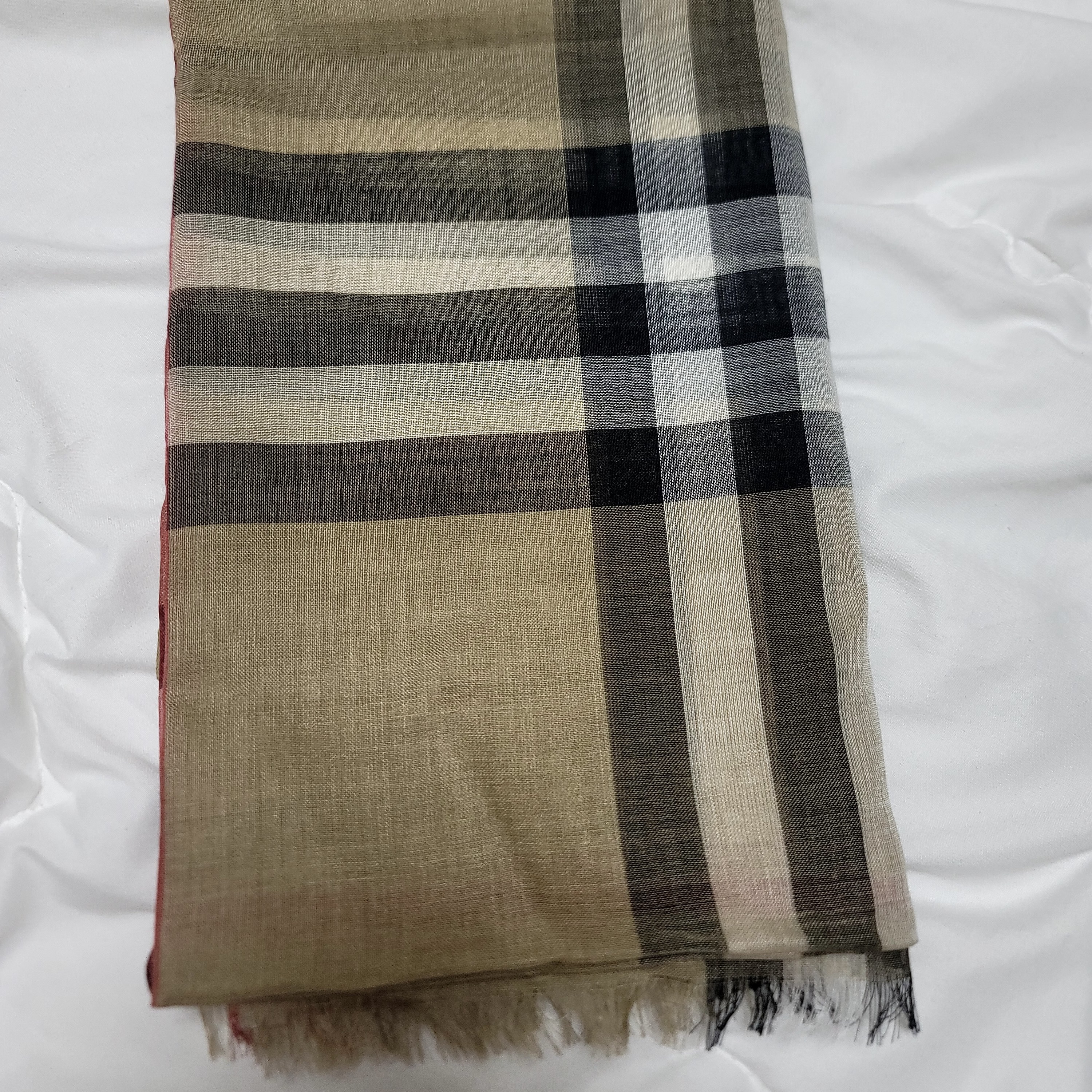 Burberry Check Wool Silk Muffler Beige 착용 스타일 - 2