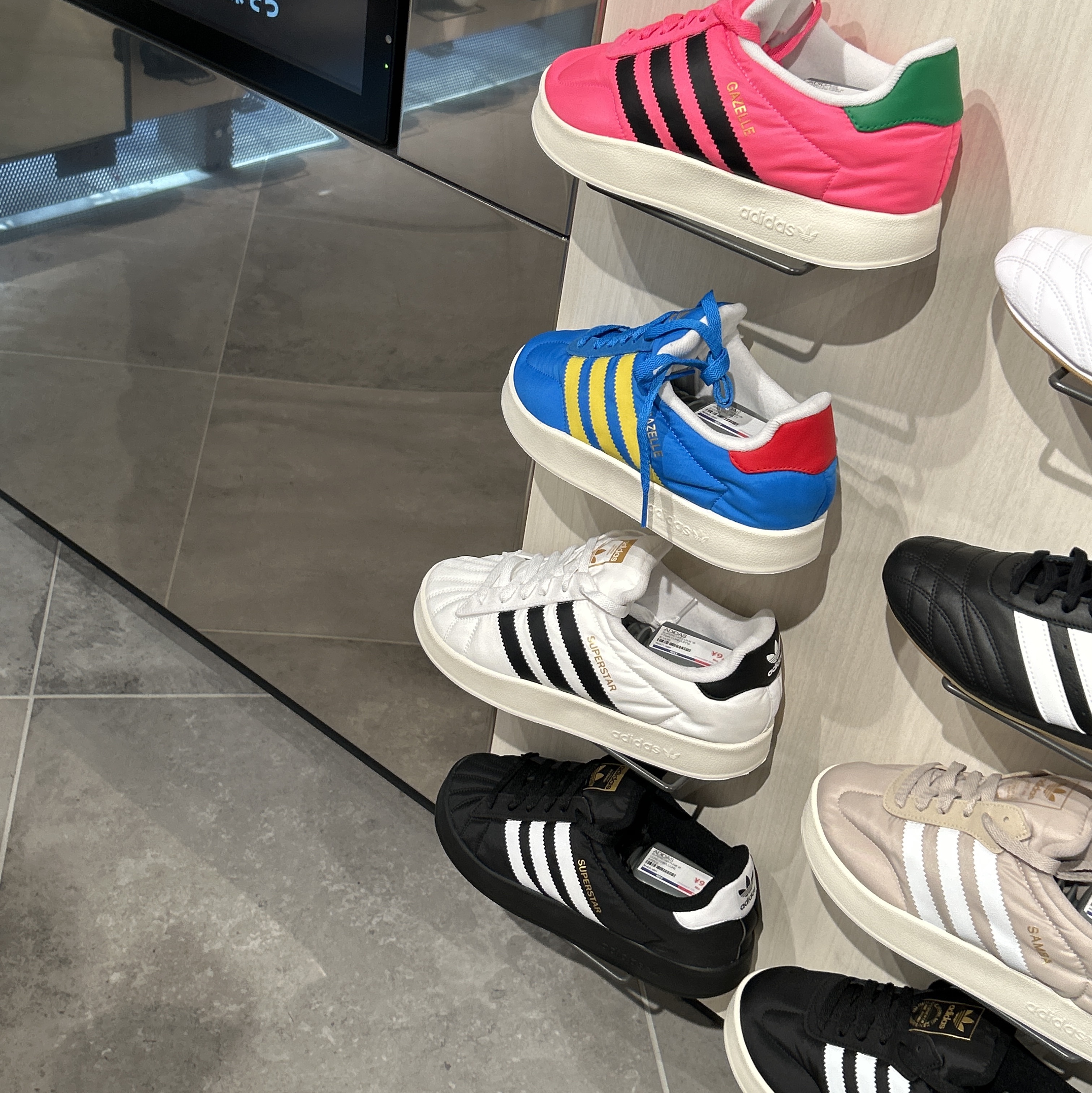 Adidas Gazelle Core Black White 착용 스타일 - 3