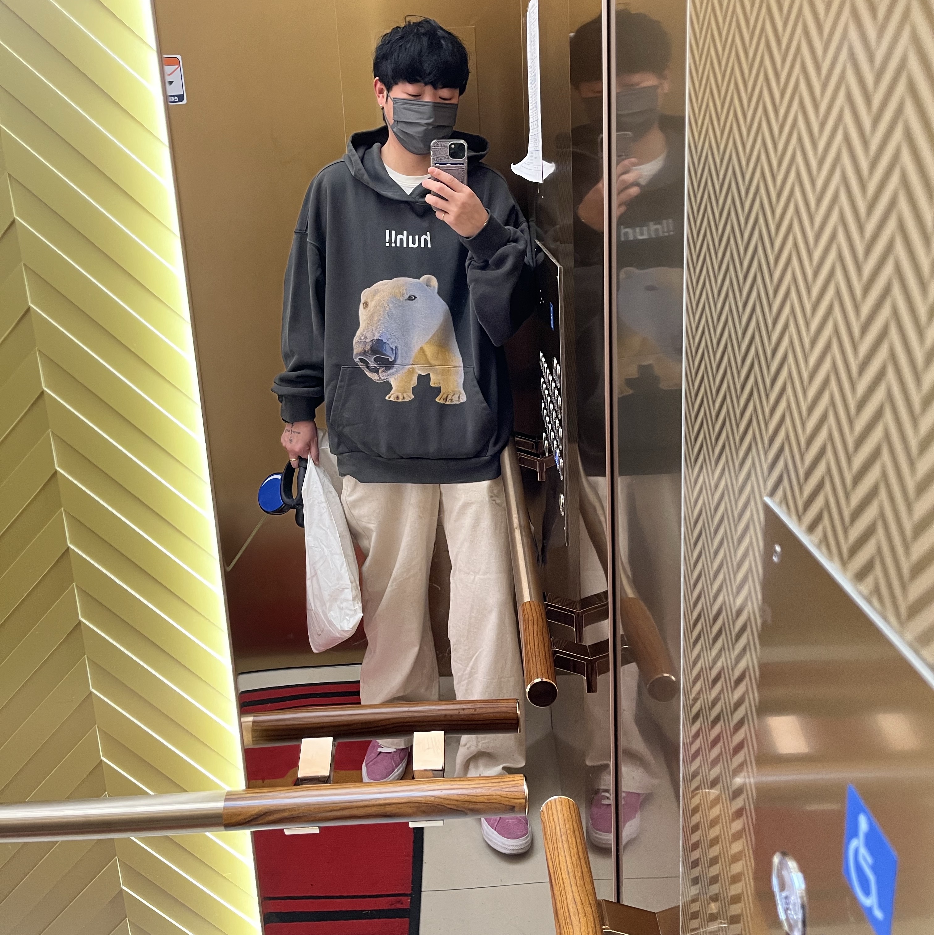 [KREAM 단독] Suade Huh Hoodie Pigment Black 착용 스타일