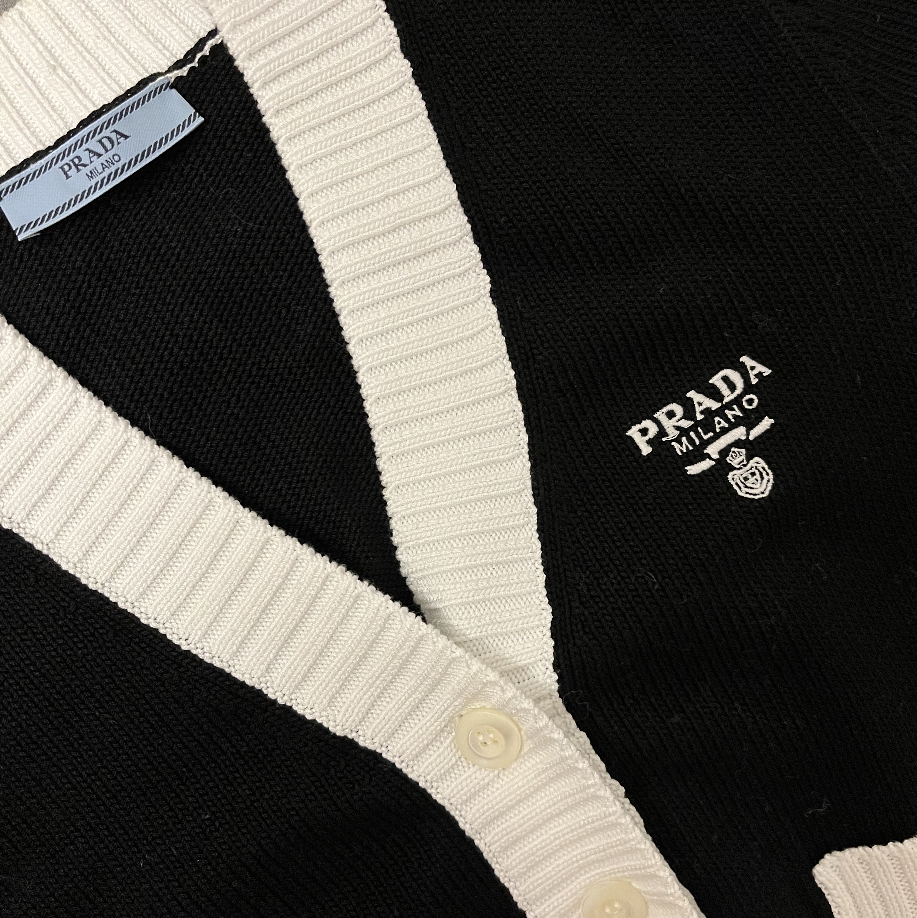 (W) Prada Cropped Cotton Cardigan Black White 착용 스타일