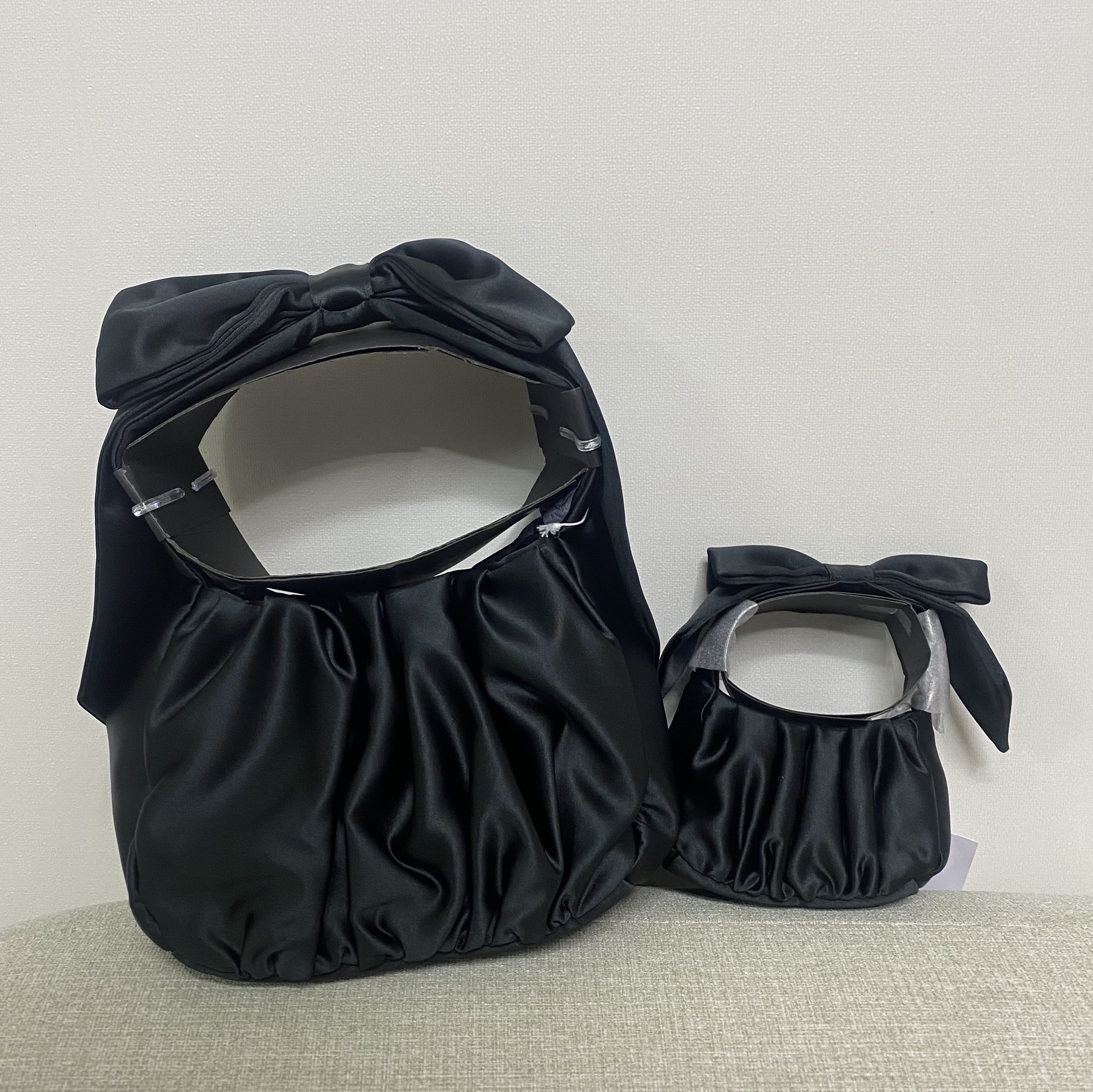 & Other Stories Nano Satin Bow Bag Black 착용 스타일