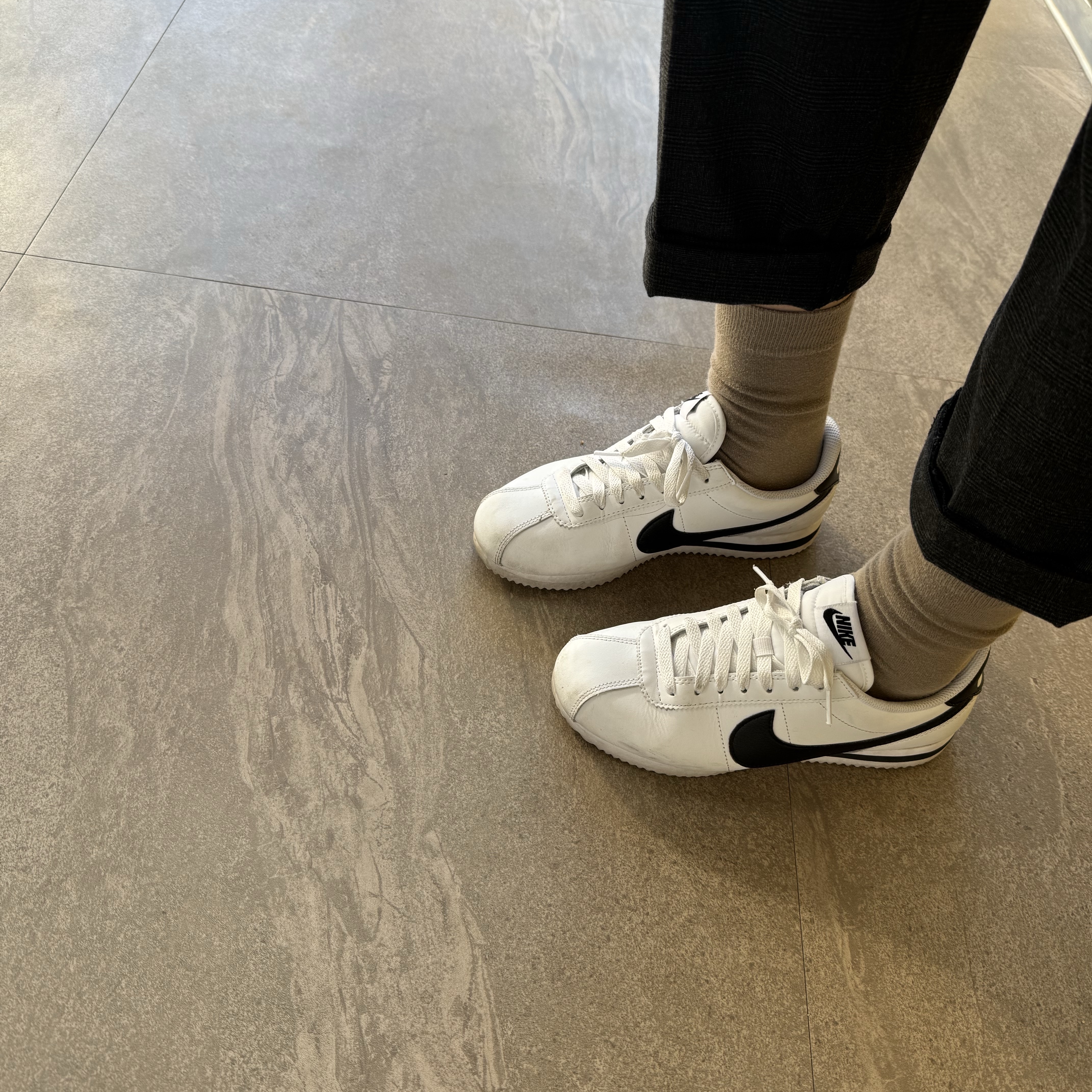 (W) Nike Cortez Leather White Black 착용 스타일