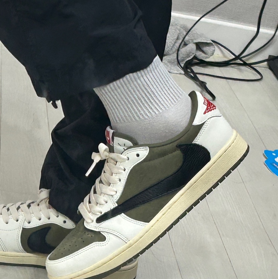 Jordan 1 x Travis Scott Retro Low OG SP Reverse Olive 착용 스타일 - 3