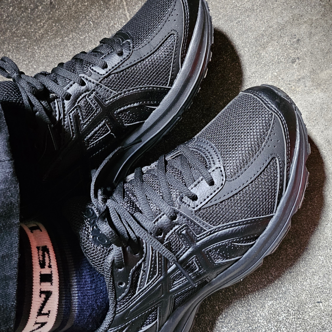 Asics Jog 100 S Black - 2E Wide 착용 스타일 - 1