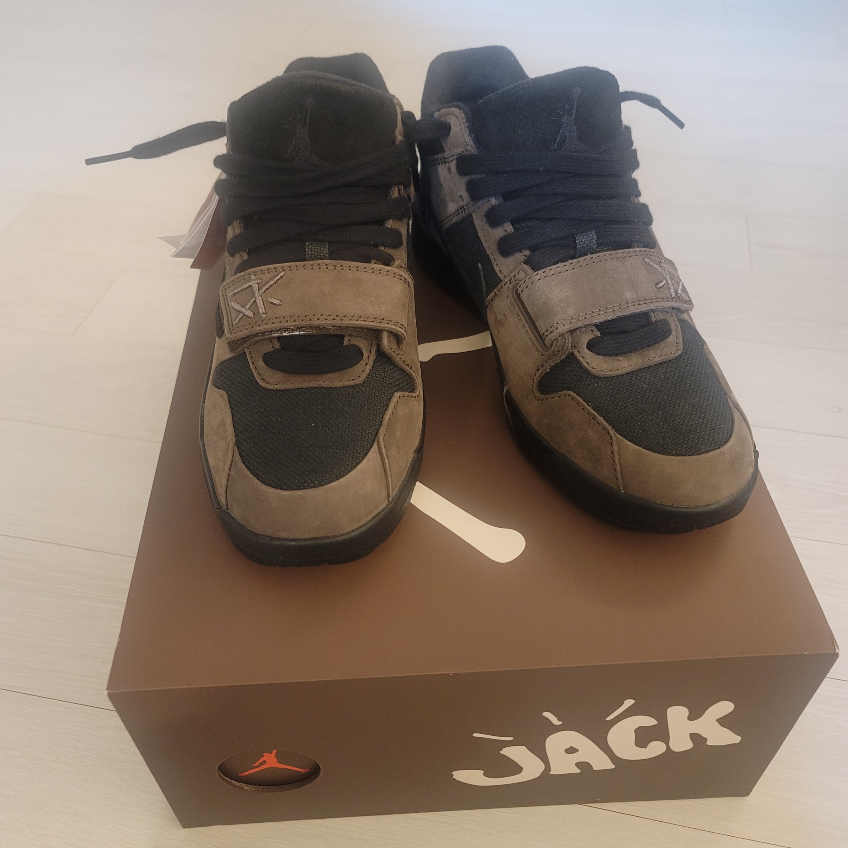 Jordan x Travis Scott Jumpman Jack TR Black and Dark Mocha 착용 스타일 - 8