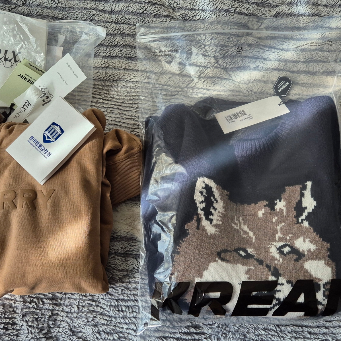 Maison Kitsune Big Fox Head Pullover Knit Navy, Burberry Logo Print Cotton Hoodie Camel 착용 스타일 - 1