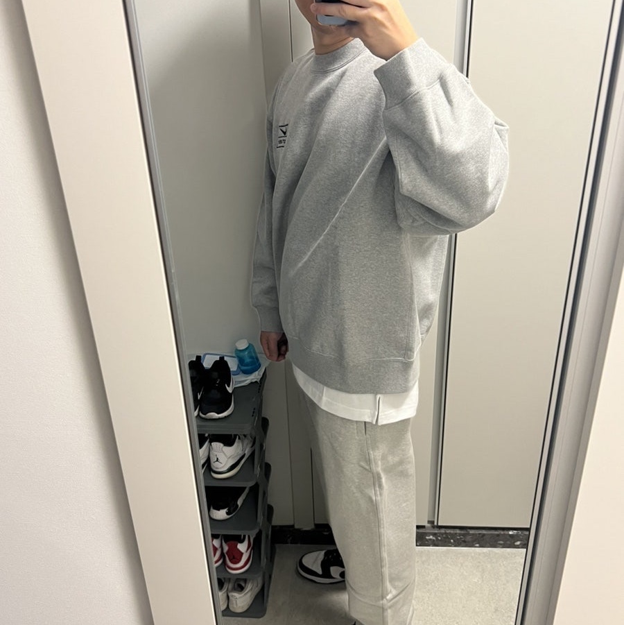 Nike x Stussy NRG Fleece Crewneck Dark Grey Heather (DO9337-063) 착용 스타일 - 3