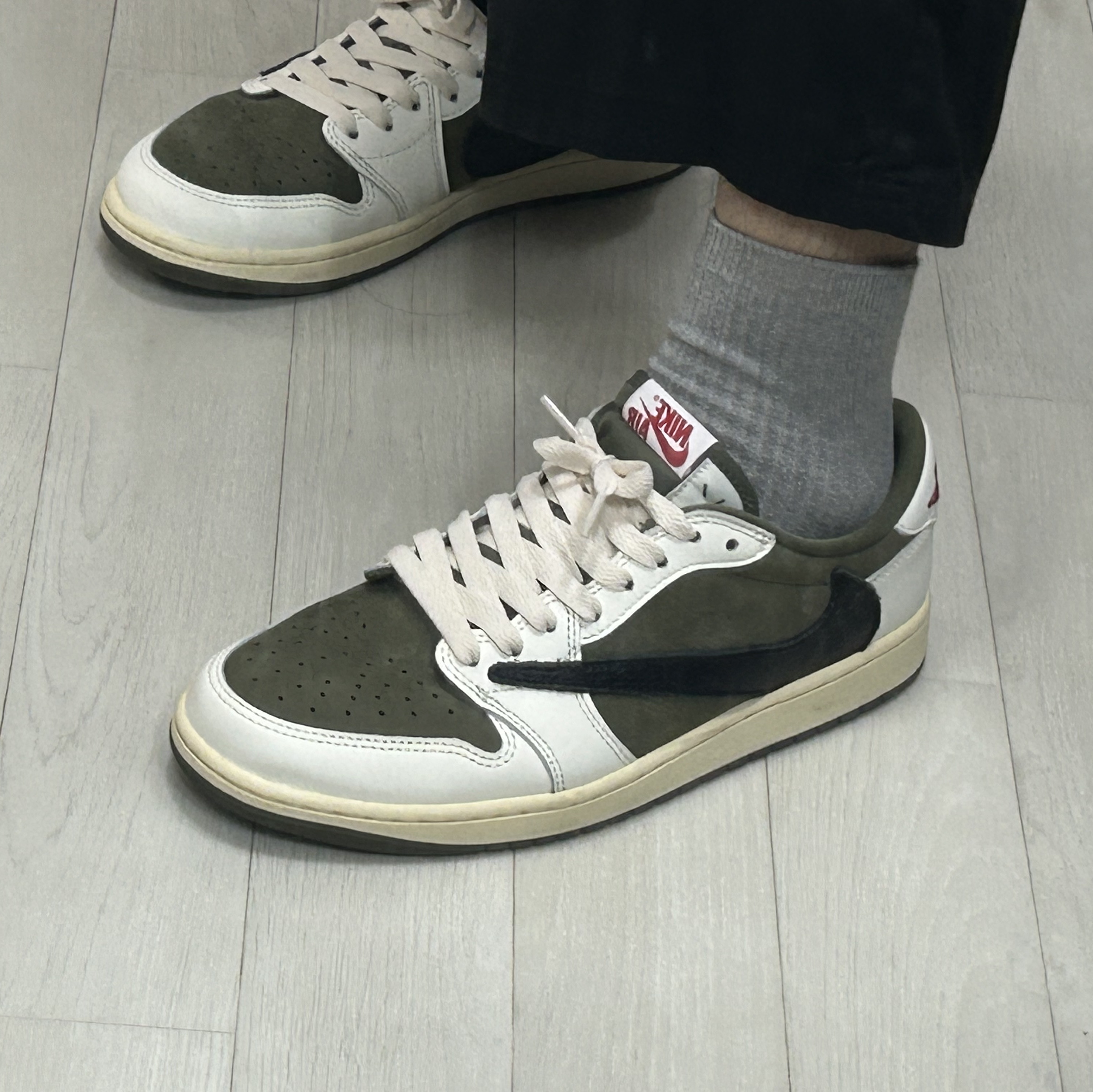 Jordan 1 x Travis Scott Retro Low OG SP Reverse Olive 착용 스타일 - 4