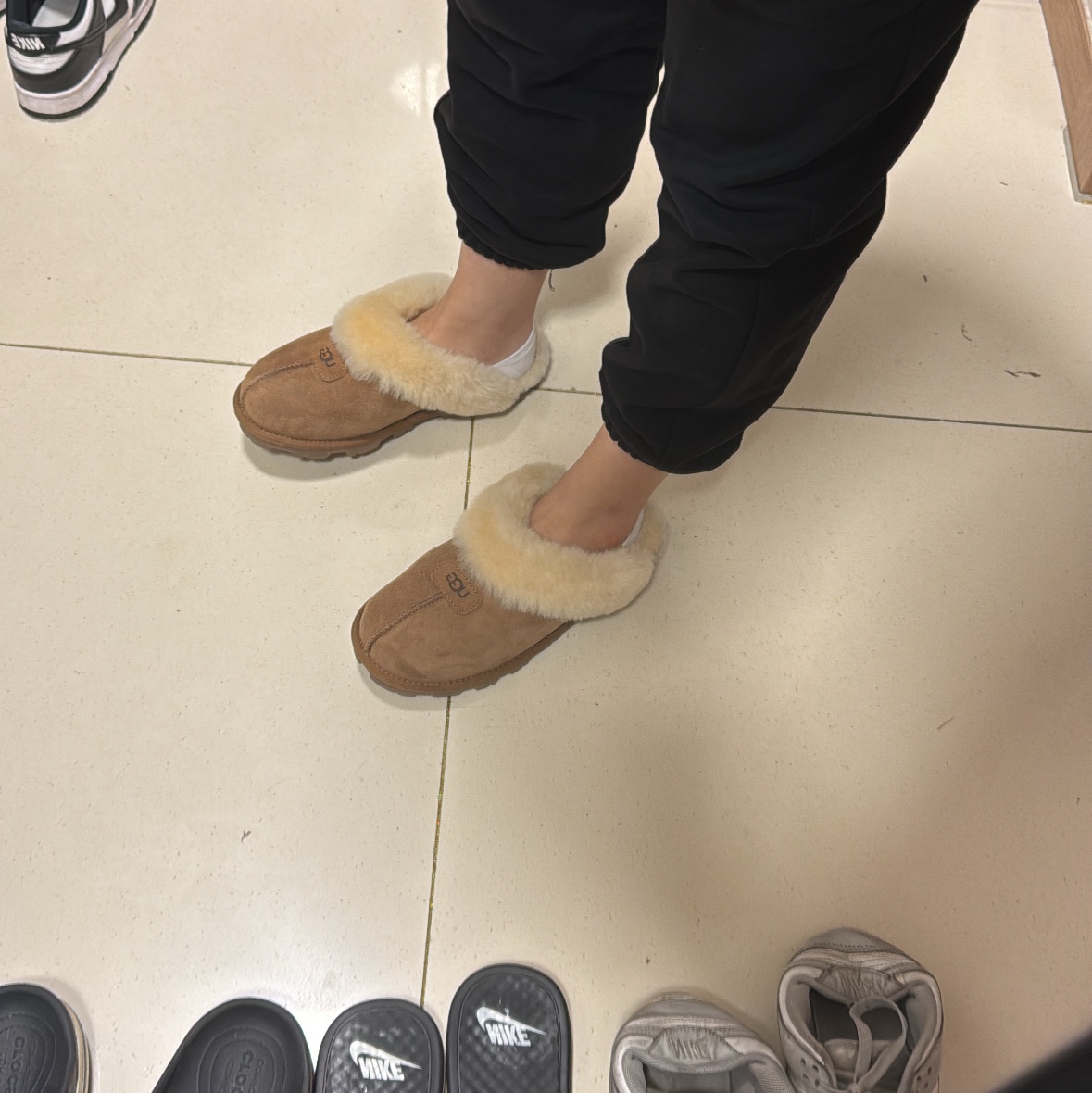 (W) UGG Coquette Slipper Chestnut, (W) Nike Dunk Low Black 착용 스타일