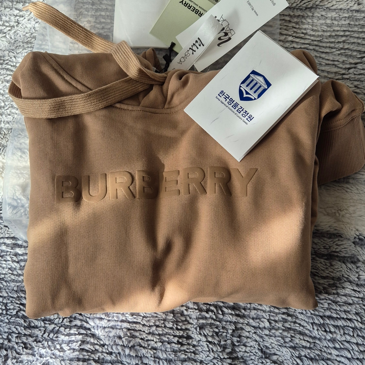 Maison Kitsune Big Fox Head Pullover Knit Navy, Burberry Logo Print Cotton Hoodie Camel 착용 스타일 - 3