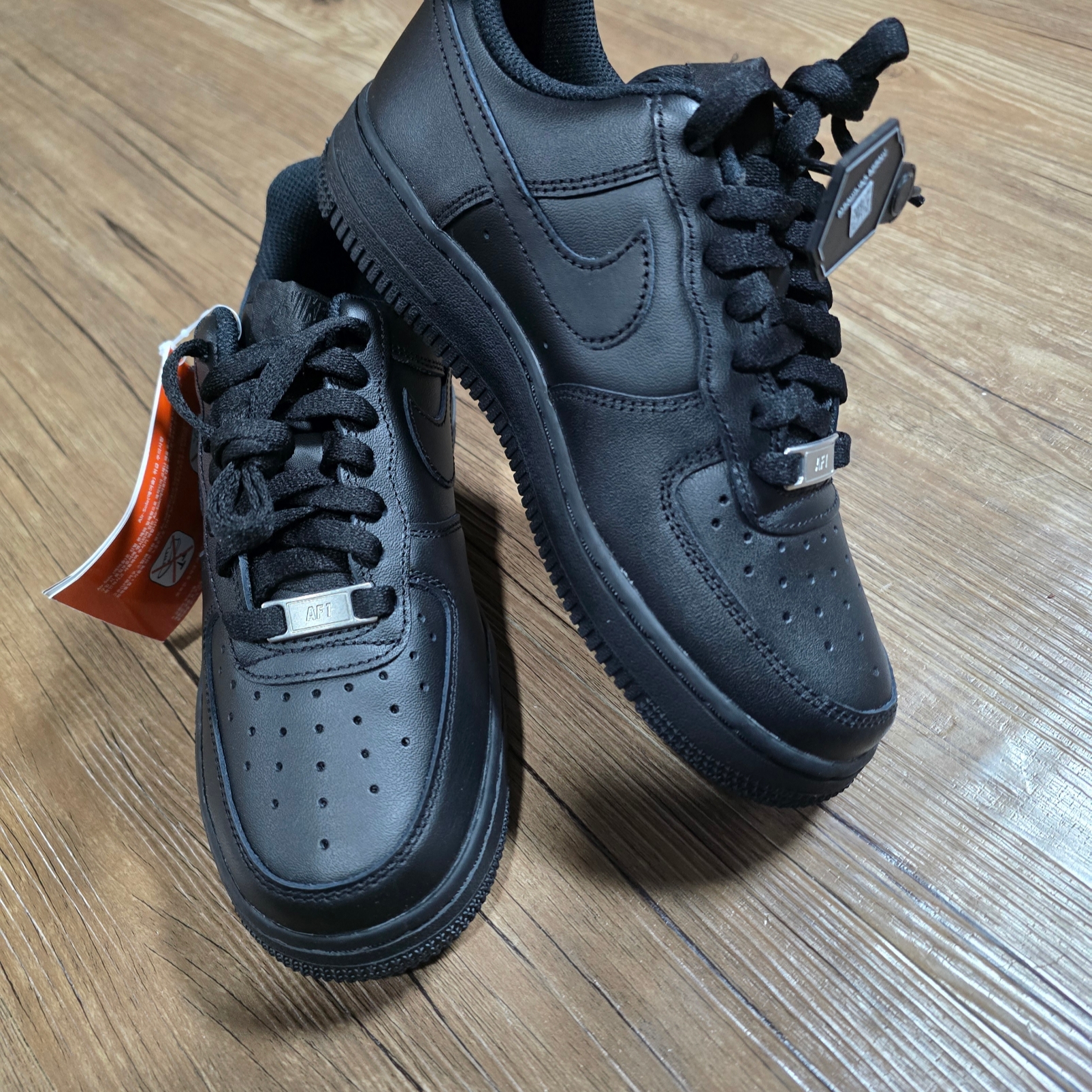 (W) Nike Air Force 1 '07 Low Triple Black 착용 스타일 - 1
