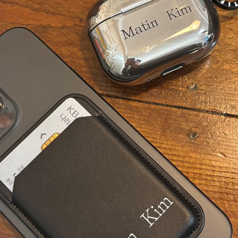 Casetify x Matin Kim Basic Logo MagSafe Wallet Black 착용 스타일