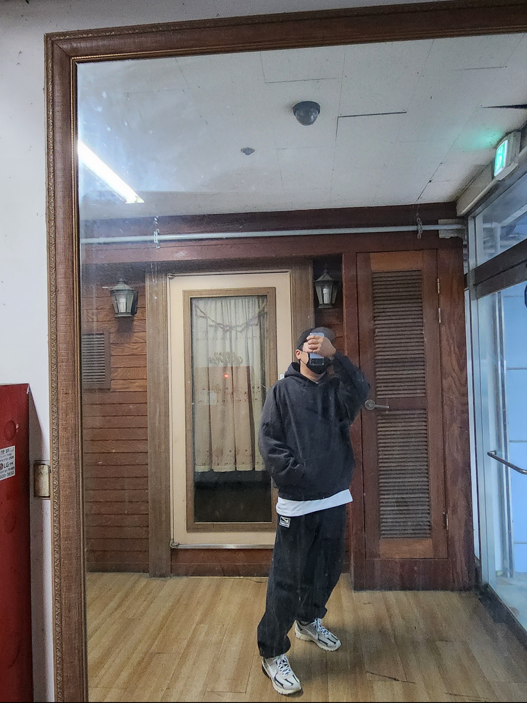 Yeezy Gap Engineered By Balenciaga Dove Shrunken Hoodie Black, Nike x Stussy NRG Washed Fleece Pants Black (DO5296-010) 착용 스타일