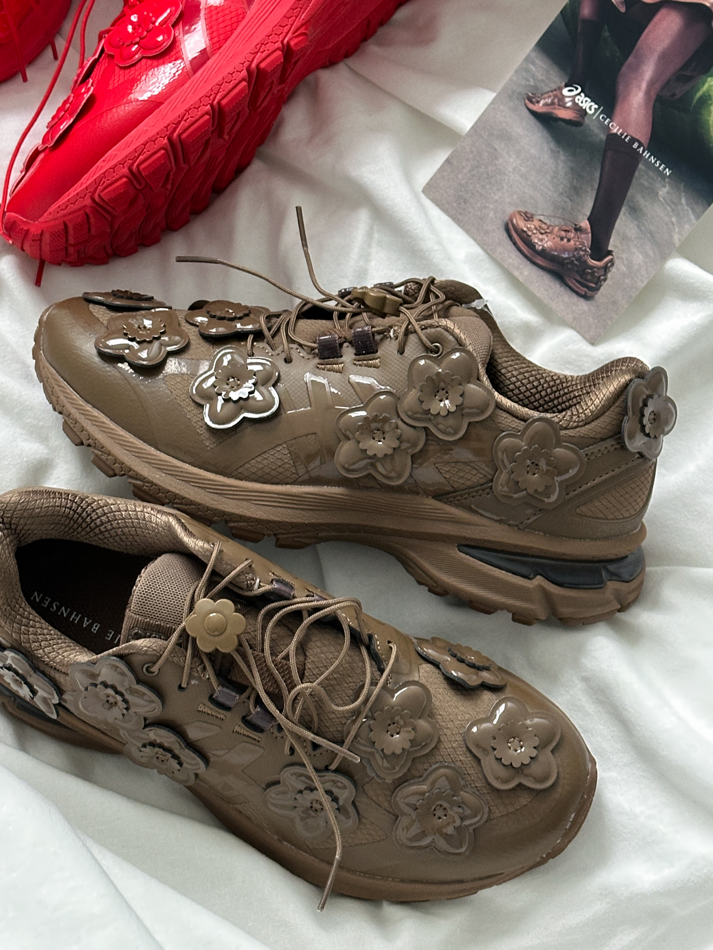 Asics x Cecilie Bahnsen Gel-Terrain Sepia, Asics x Cecilie Bahnsen Gel-Terrain Red 착용 스타일 - 3