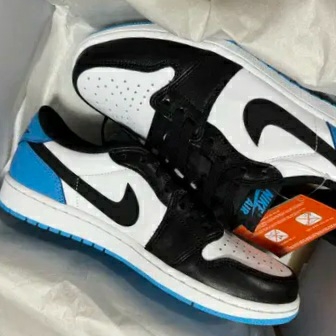 Jordan 1 Retro Low OG Black and Dark Powder Blue 착용 스타일