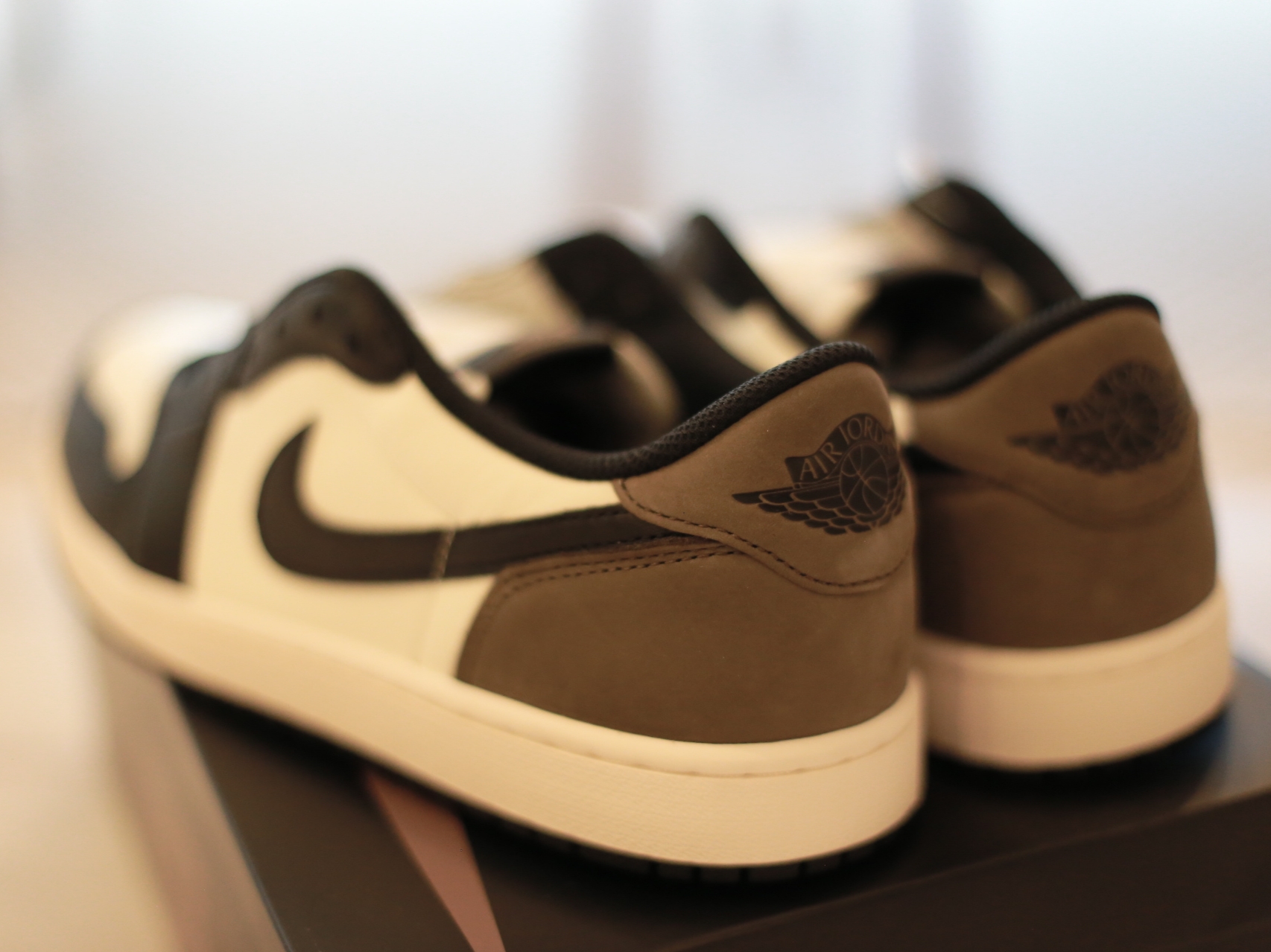 Jordan 1 Retro Low OG Mocha 착용 스타일 - 3