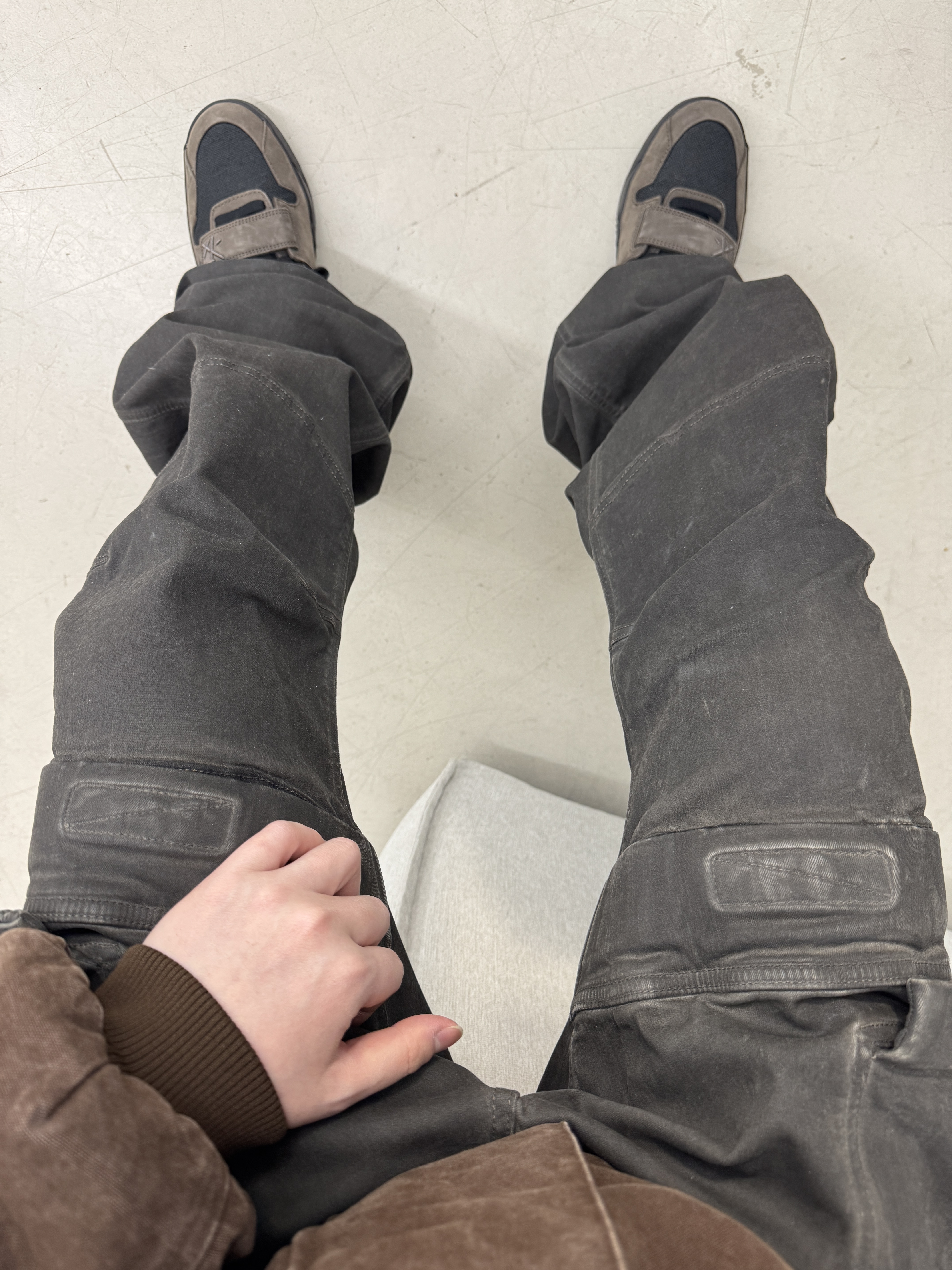 Jordan x Travis Scott Jumpman Jack TR Black and Dark Mocha, Entire Studios W2 Bomber Military Mud 착용 스타일 - 3