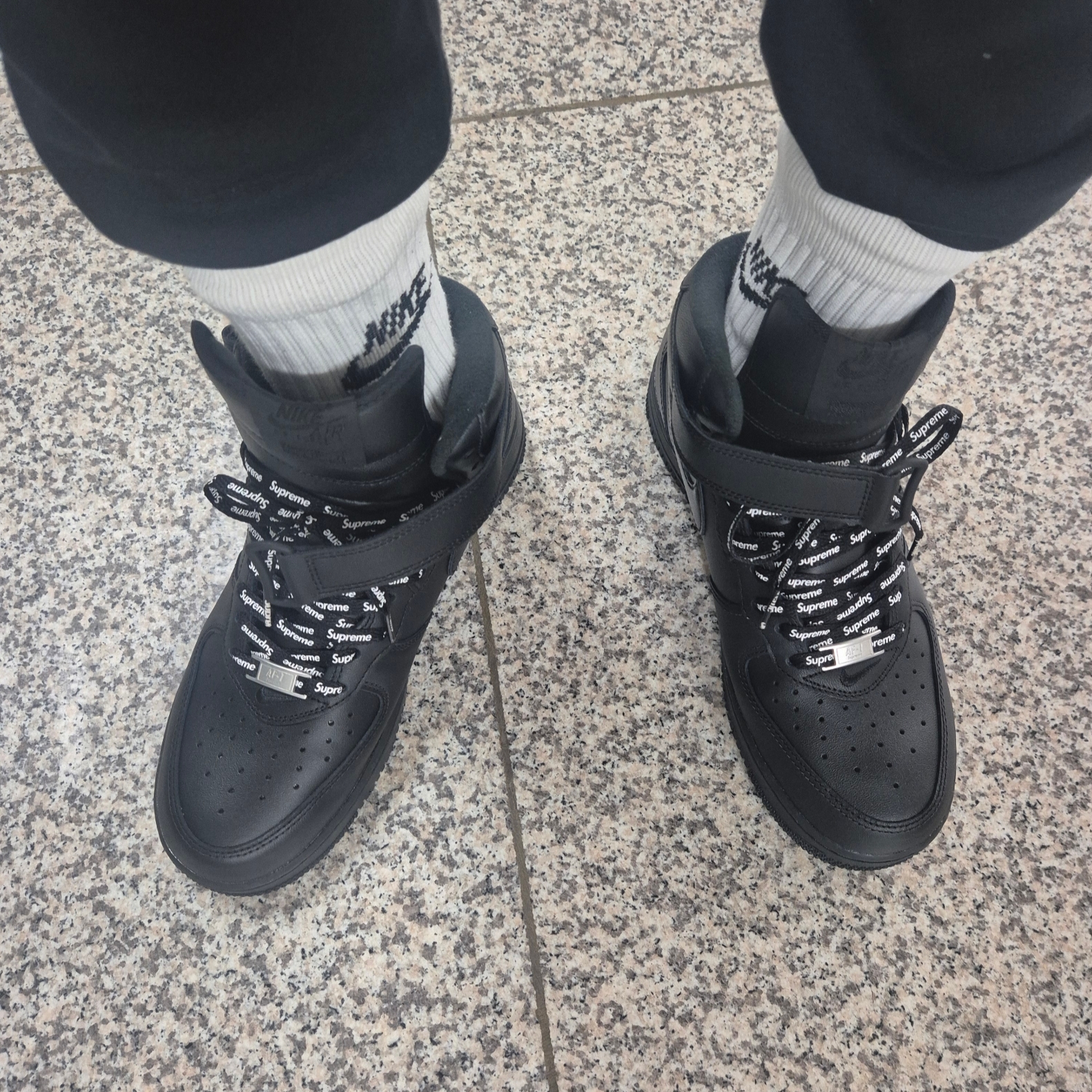 Nike x Supreme Air Force 1 Mid Black 착용 스타일