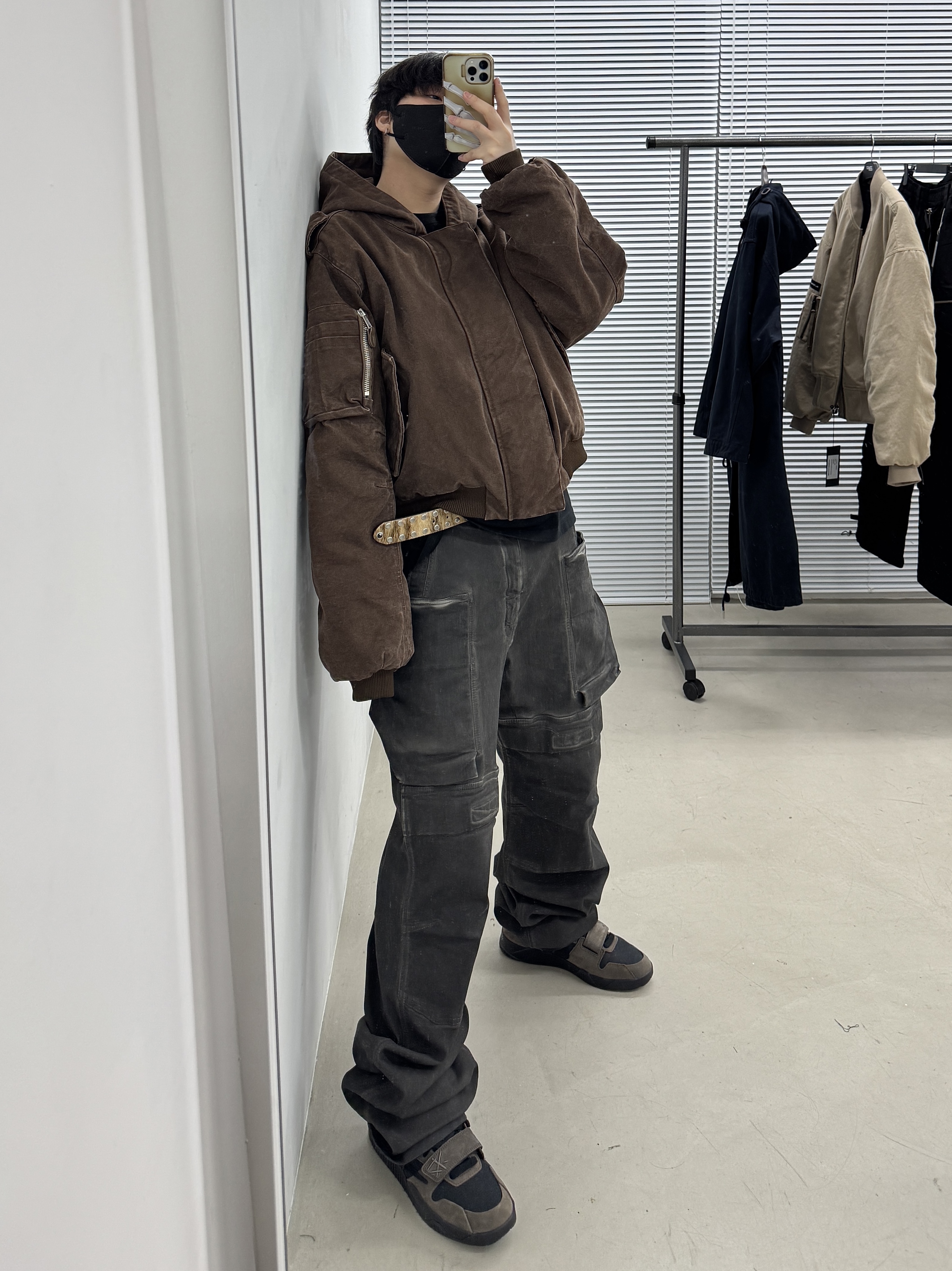 Jordan x Travis Scott Jumpman Jack TR Black and Dark Mocha, Entire Studios W2 Bomber Military Mud 착용 스타일 - 1