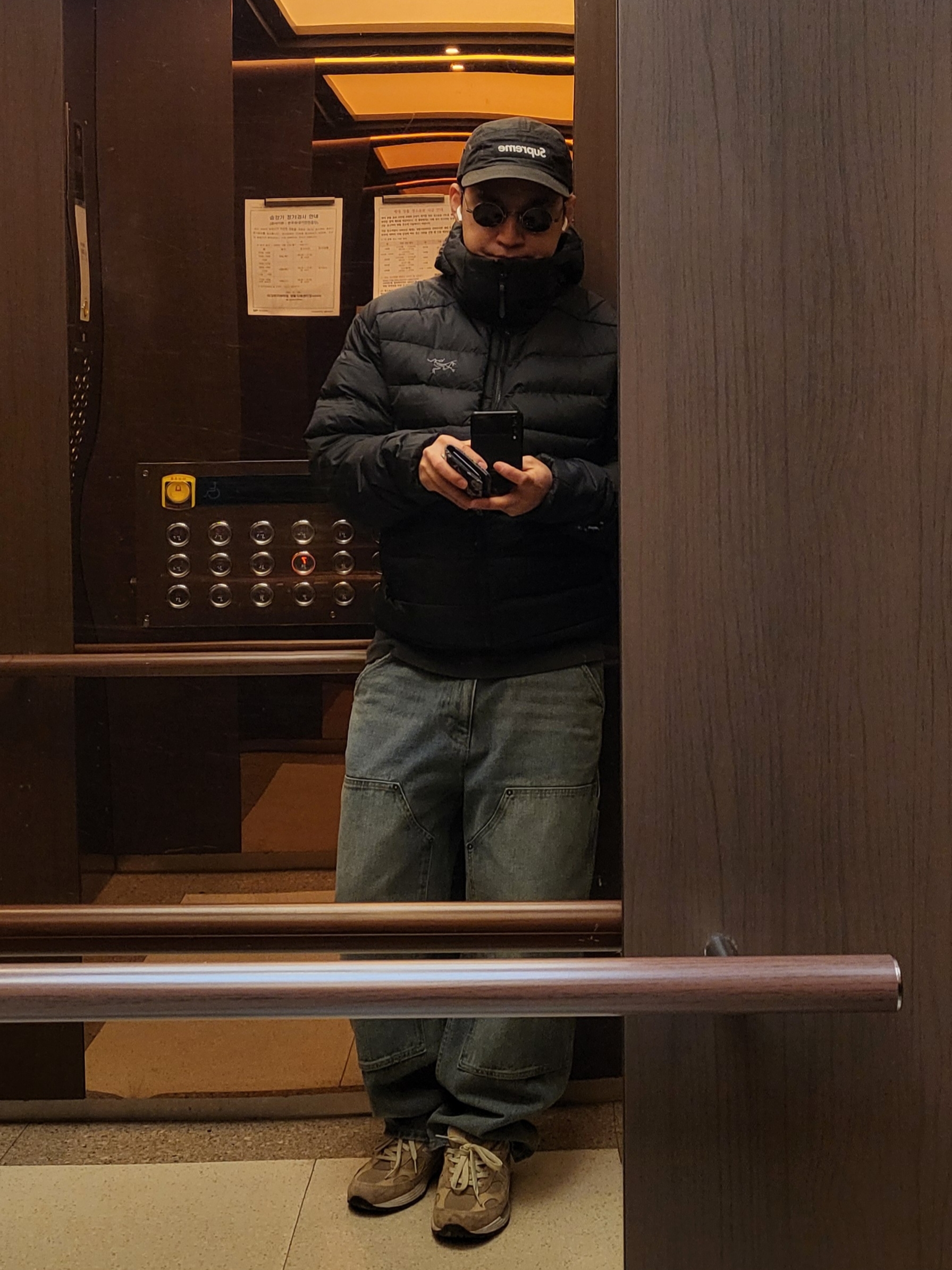 Arc'teryx Thorium Hoody Black, Supreme x Barbour Waxed Cotton Camp Cap Black - 20SS 착용 스타일