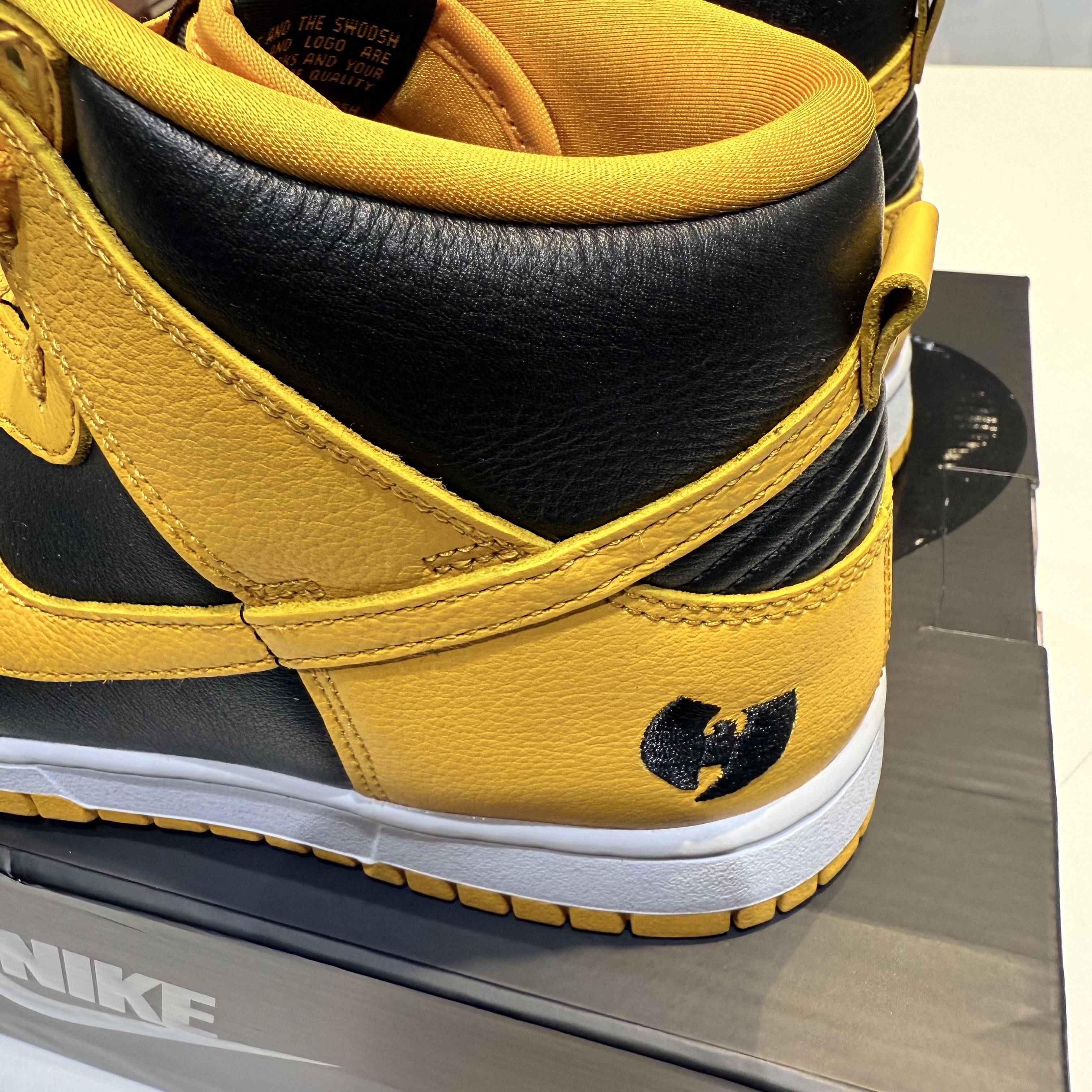 Nike Wu-Tang Clan Dunk High Black and Pollen 착용 스타일 - 3