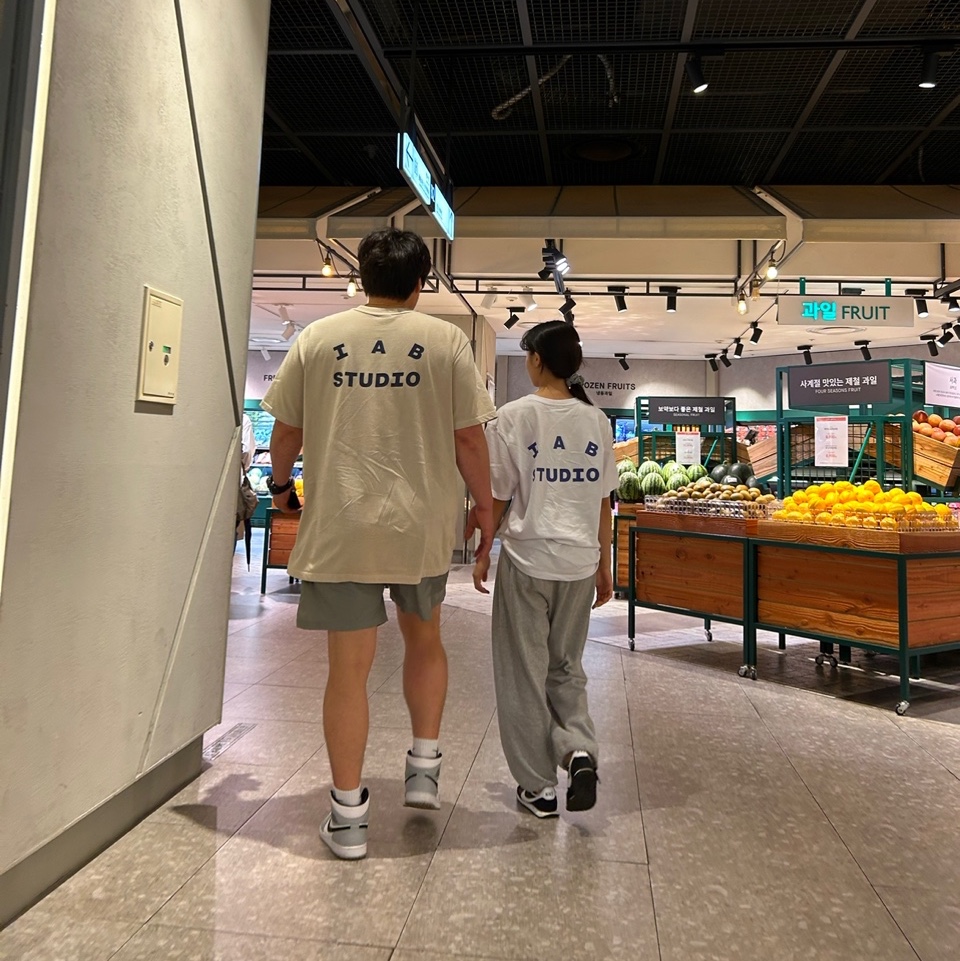 IAB Studio Pigment T-Shirt Oatmeal, IAB Studio Woven Shorts Gray 착용 스타일