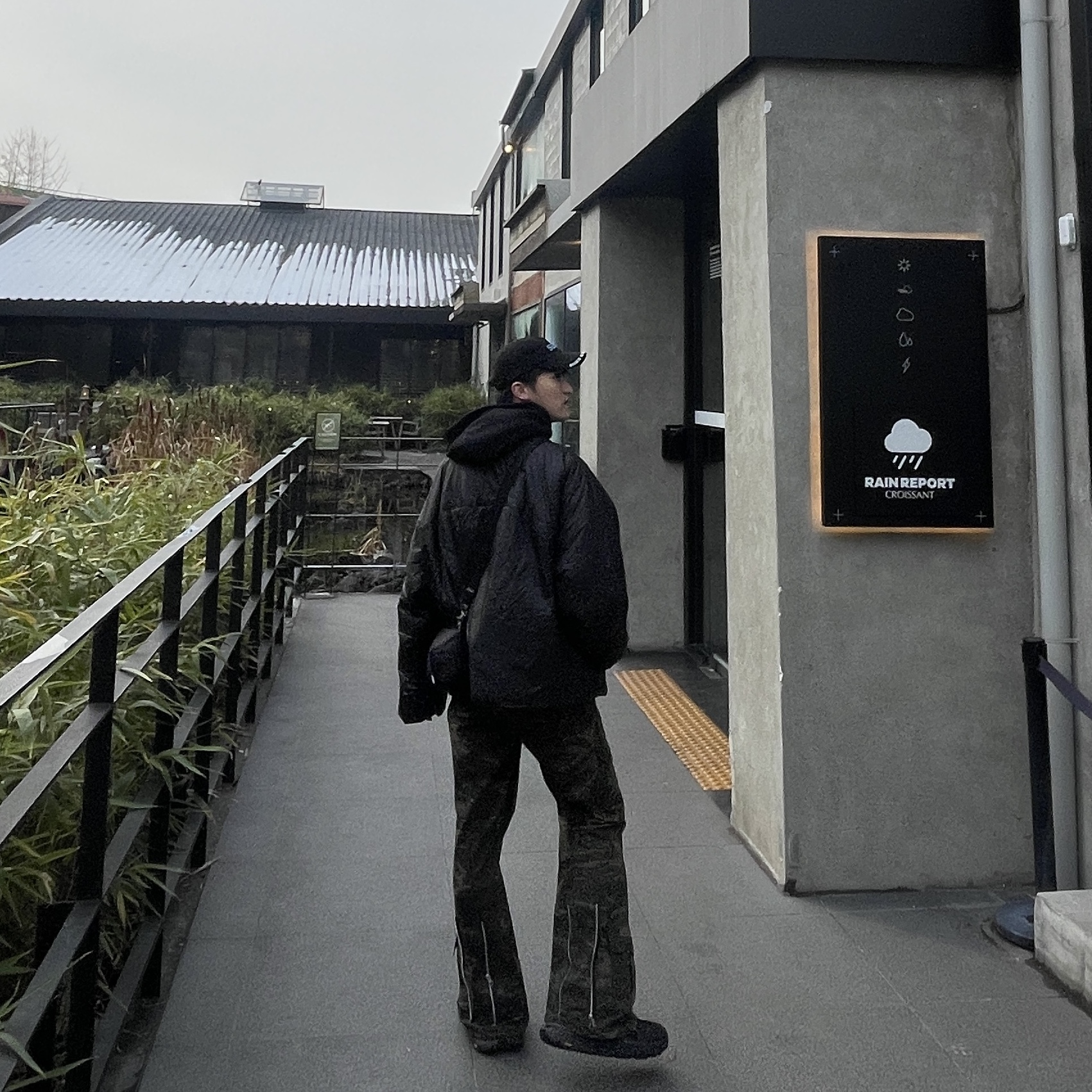Yeezy Gap Engineered By Balenciaga Mock Neck Pullover Puffer Black, Ader Error x Zara Shoulder Bag Black 착용 스타일