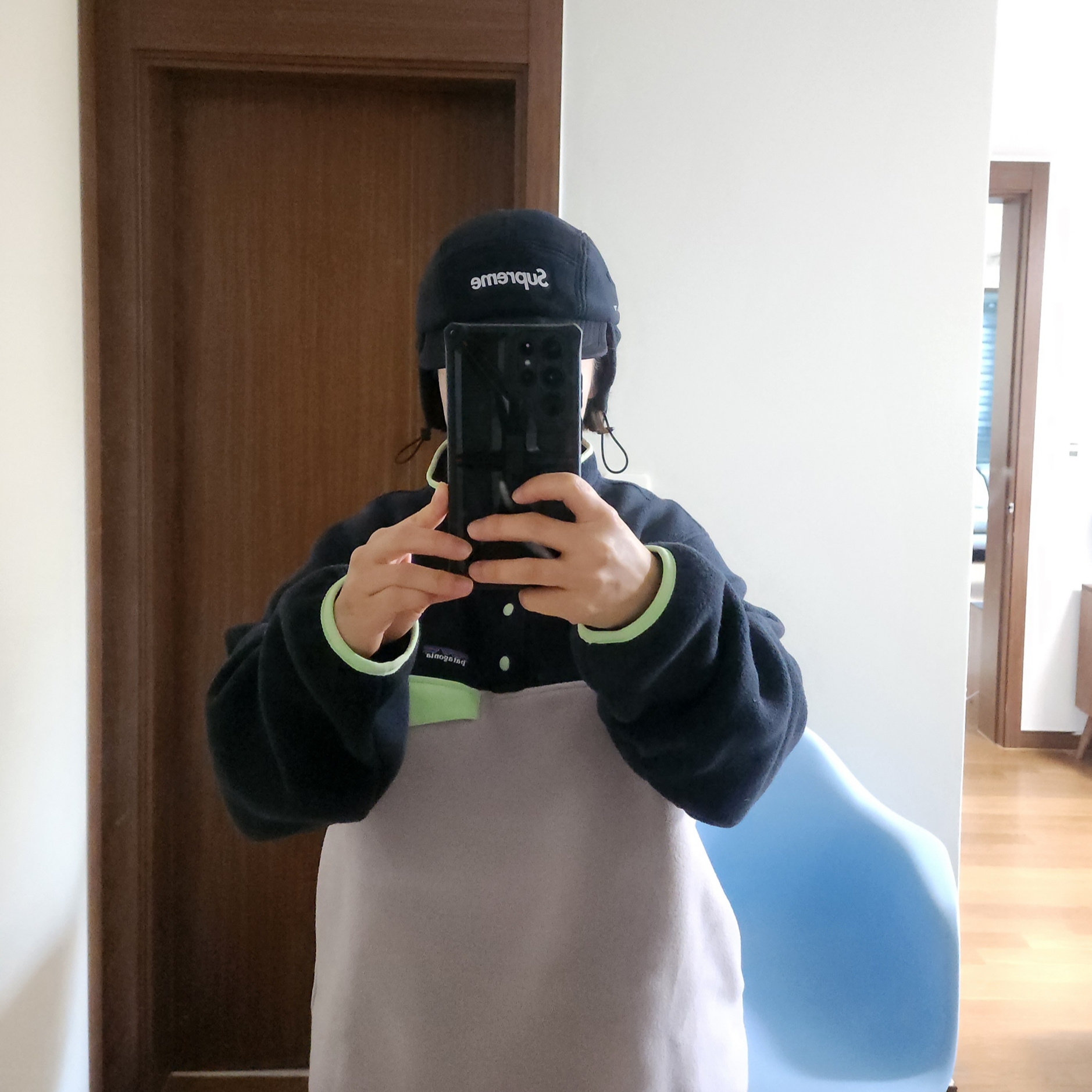 Supreme Polartec Earflap Camp Cap Black - 24FW, Supreme Polartec Shearling Reversible Pullover Red - 23FW 착용 스타일 - 2