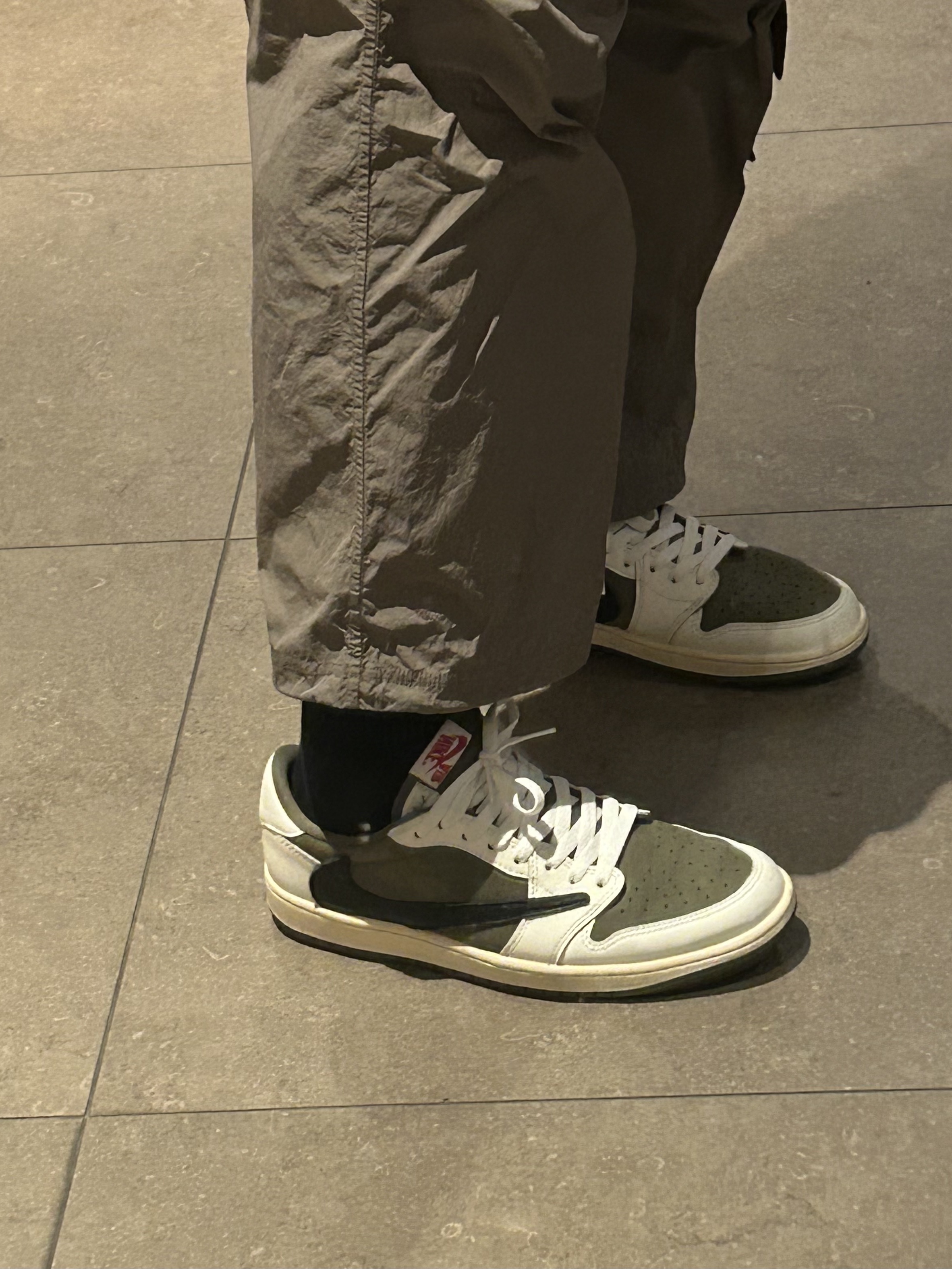Jordan 1 x Travis Scott Retro Low OG SP Reverse Olive 착용 스타일 - 5